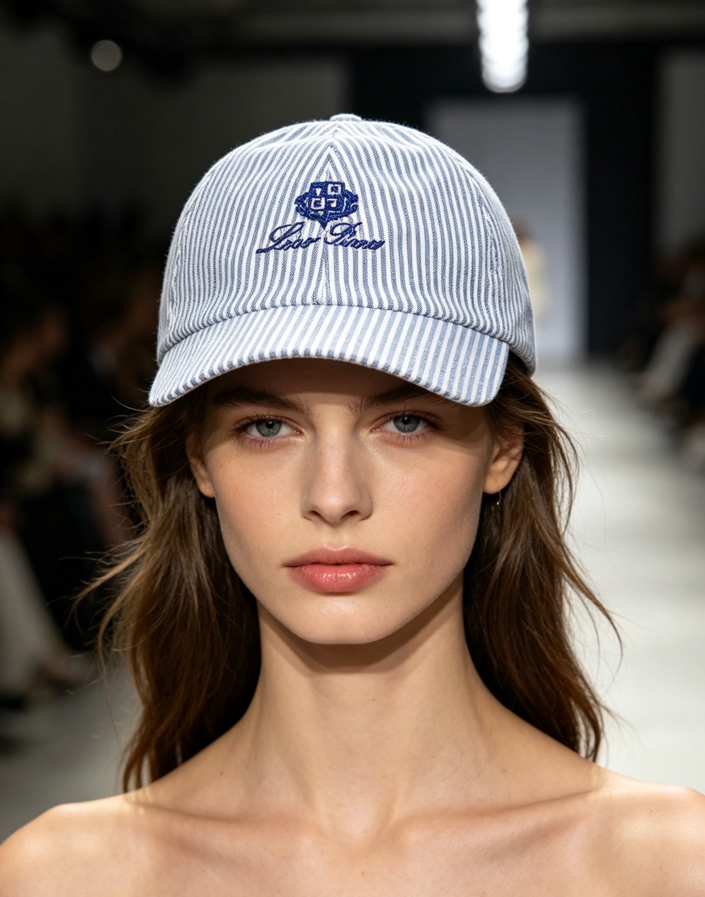 NO:919226,Loro Piana Pinstripe Embroidered Baseball Cap The minimalist Italian style of relaxation is hidden in this striped baseball cap. The fine vertical striped fabric has its own delicate texture, and the exquisite shield-shaped embroidered logo on the hat body is a low-key identity. The soft soft top version does not highlight the head shape, modifies the face contour, and is a fashionable department store hat. Scarf. Socks, loro piana, socks, hats19860909Loro Piana细条纹刺绣棒球帽 极简意式松弛感藏在这顶条纹棒球帽里. 细密竖条纹面料自带细腻肌理,帽身精致盾形刺绣logo低调标识身份,柔和软顶版型不挑头型,修饰脸型轮廓,潮品百货帽子.围巾.袜子,loro piana,socks,hats,accessory