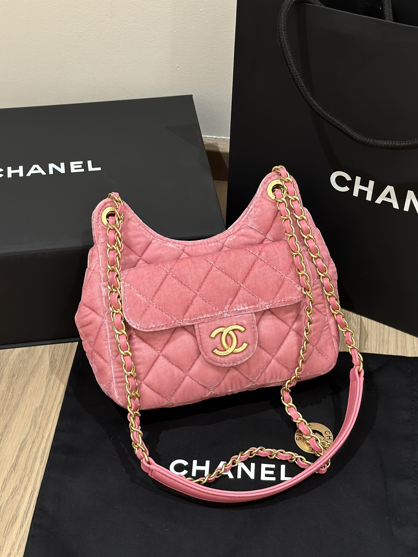 23B Velvet Tmall Elf‼ ️‼ ️ El material es terciopelo esta temporada y el pequeño colgante de moneda de oro en la cadena…