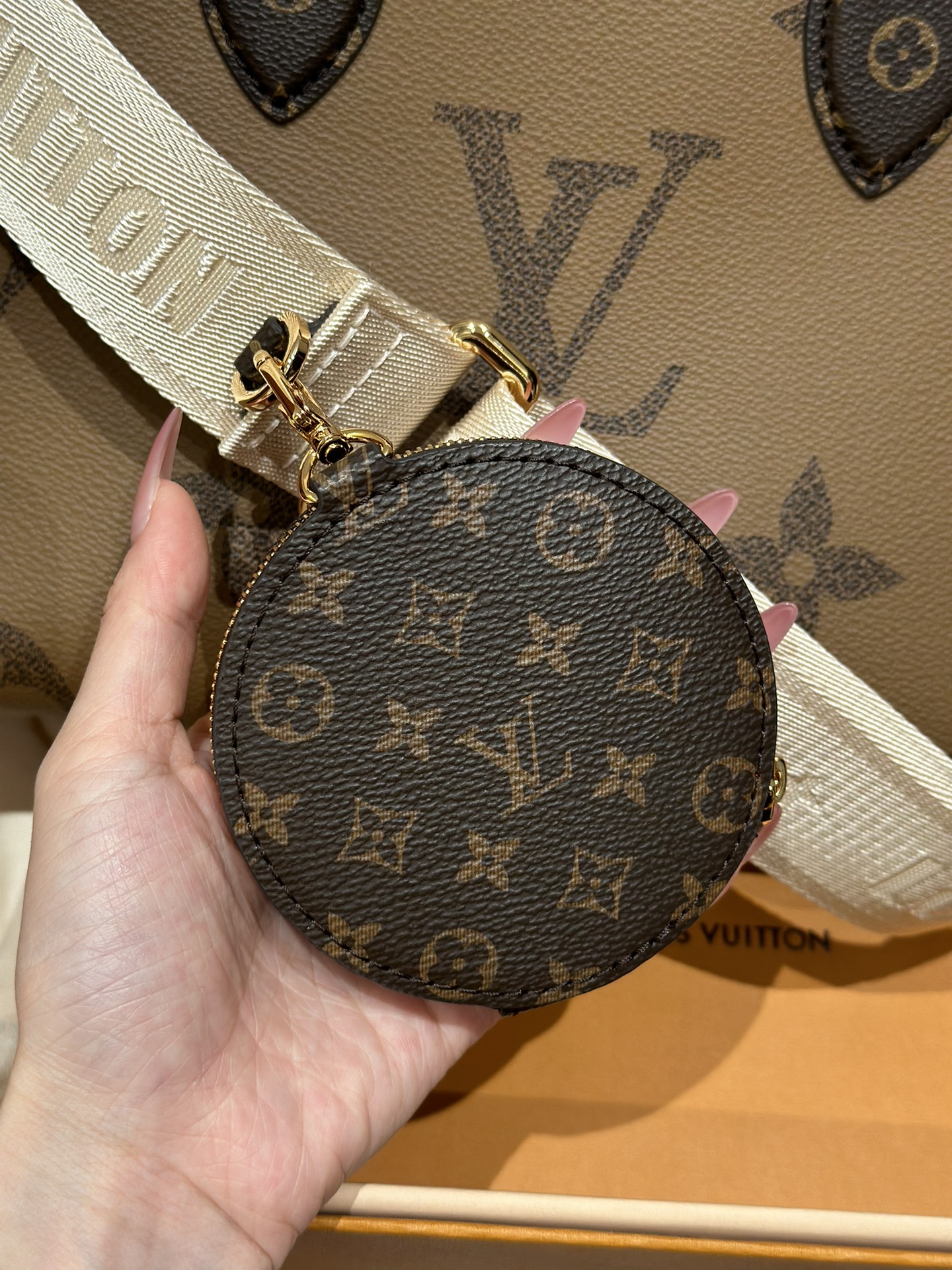 Lv 丛林托特购物袋nini号 nfc变码芯片版

新款【托特包】
万众期待的 Onthego mini终于来了！
肩带设计很有特色 是近几年流行的宽肩带
手拎简约很贵妇端庄 斜挎休闲时尚女
附带一个零钱包 不仅减龄增加了几分俏皮少女
感
尺寸25x19x11cm