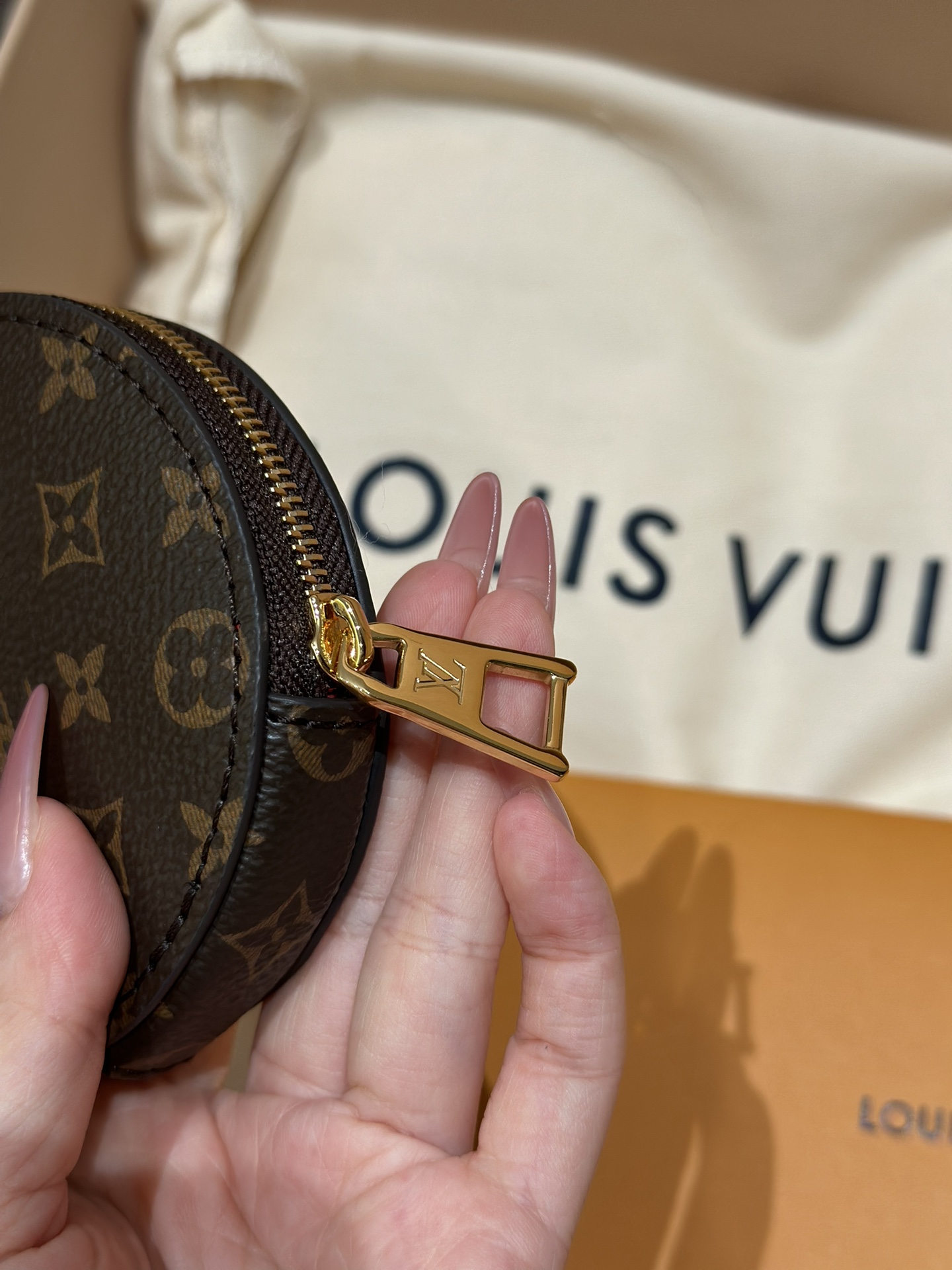 Lv 丛林托特购物袋nini号 nfc变码芯片版

新款【托特包】
万众期待的 Onthego mini终于来了！
肩带设计很有特色 是近几年流行的宽肩带
手拎简约很贵妇端庄 斜挎休闲时尚女
附带一个零钱包 不仅减龄增加了几分俏皮少女
感
尺寸25x19x11cm