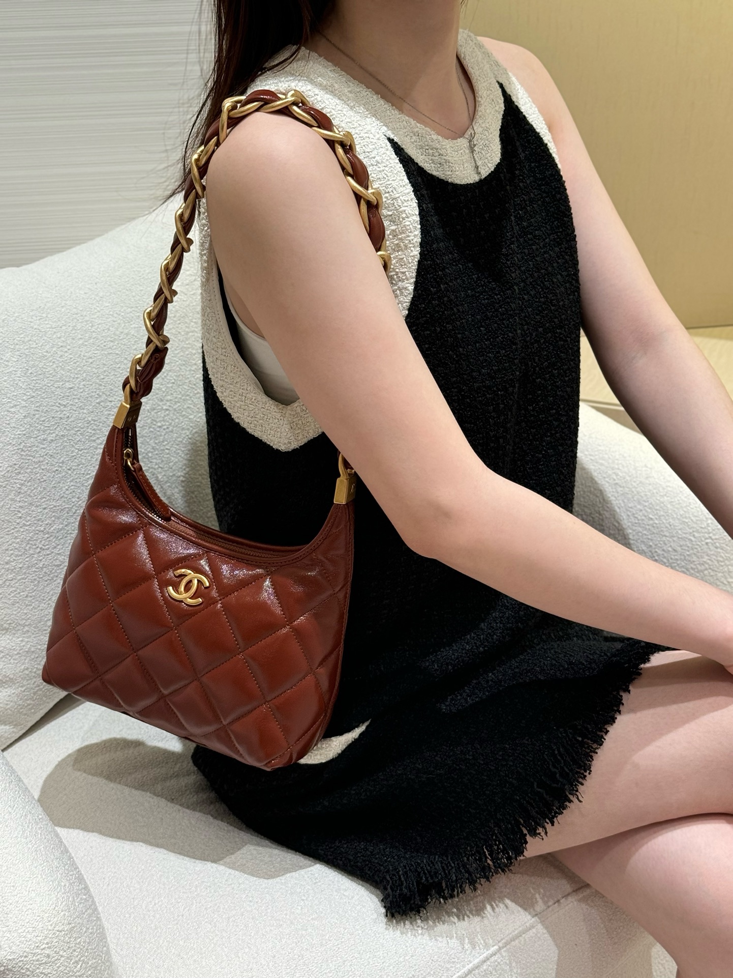 Foto de la parte superior del cuerpo del modelo🤩🤩 Bolso hobo bajo el brazo Chanel 24A, piel de oveja encerada genuina…