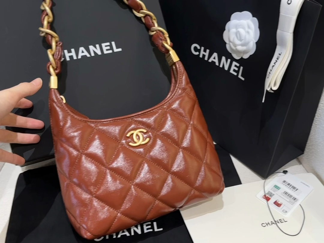 Bolso hobo Chanel 24A, original y auténtica piel de oveja encerada Bodin.joyeux, color caramelo 🤩Tengo que decir que e…