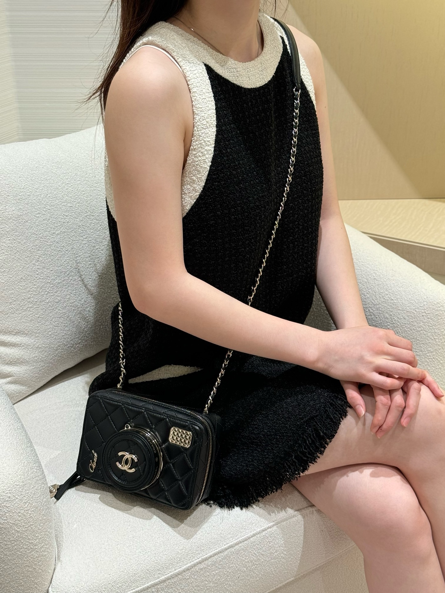 Imagen de la parte superior del cuerpo del modelo 🤩🤩 Serie 24S de primavera y verano edición limitada global‼ ️ Bolso…
