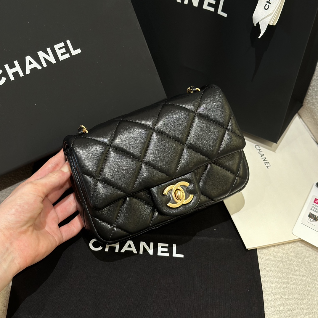 Bolso mini CF con cadena y bola de ajuste de perlas 24S El nuevo modelo 24s está decorado con grandes perlas en la cade…