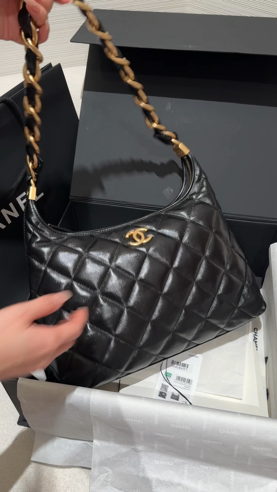 Bolso hobo para axila Chanel 24A‼ ️ ¡La parte superior del cuerpo real se ve súper bien! Un estilo atemporal, el bolso …