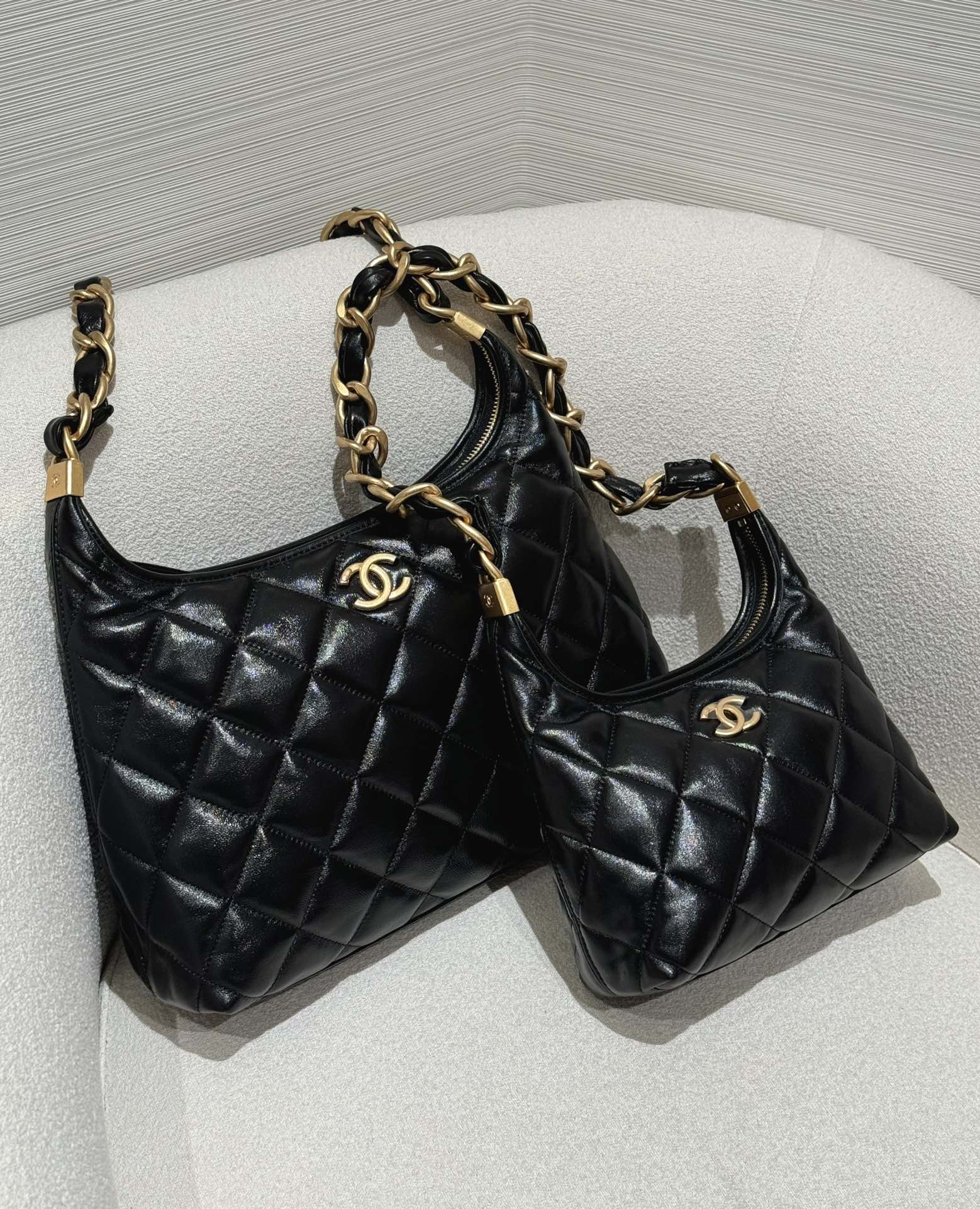 💖Comparación de tamaños💖 Bolso hobo para axila Chanel 24A‼ ️ ¡La parte superior del cuerpo real se ve súper bien! Un …
