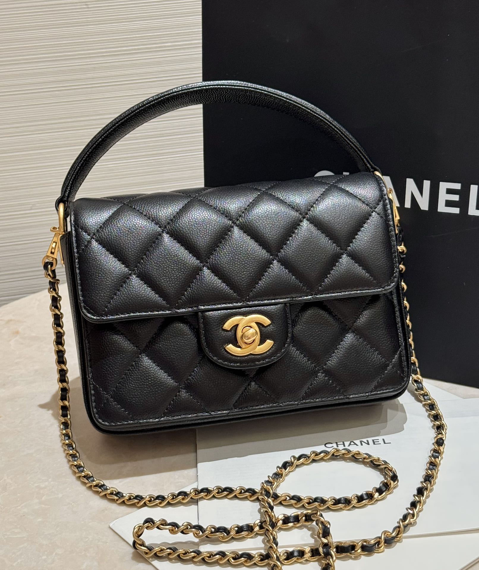 El bolso con solapa y asa de 24K tiene un diseño muy clásico y práctico. La correa para el hombro se puede quitar libre…