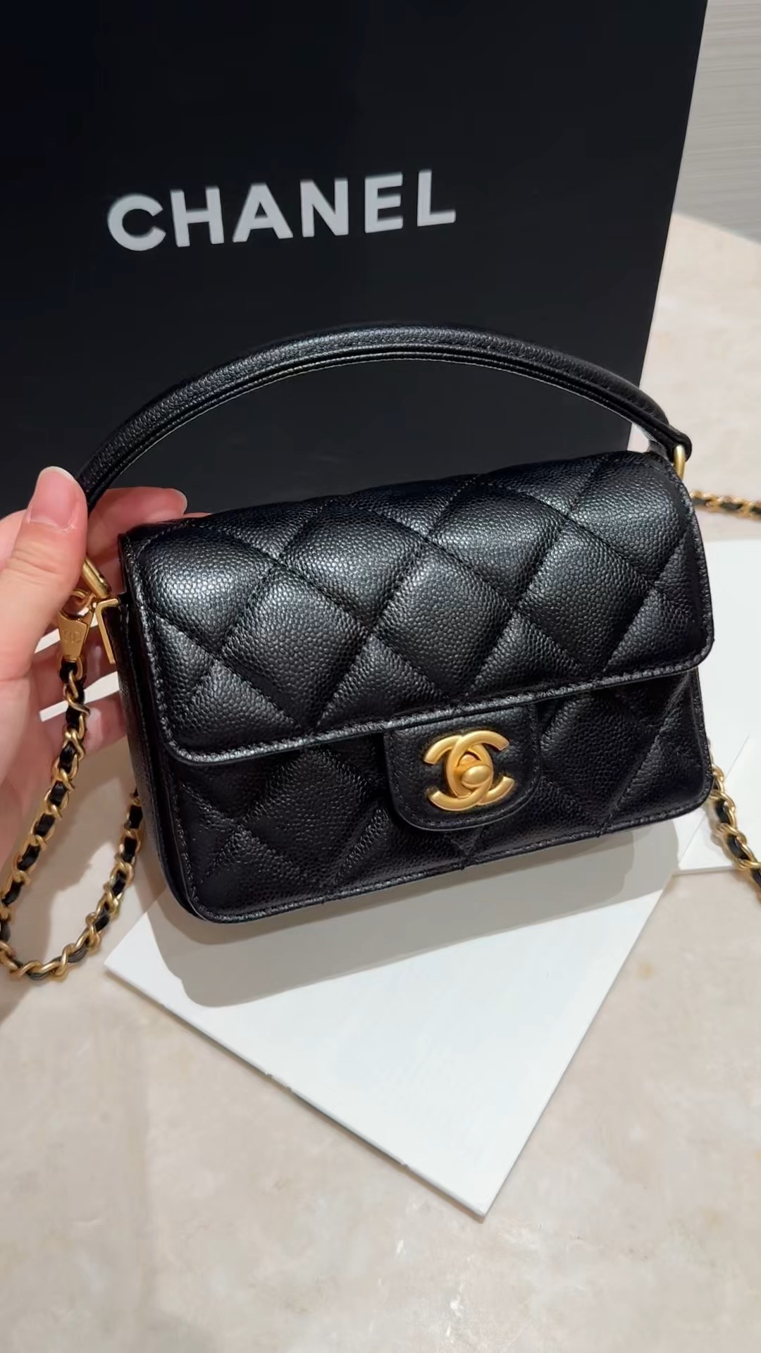 El bolso con solapa y asa Chanel 24K tiene un diseño muy clásico y práctico. La correa para el hombro se puede quitar l…
