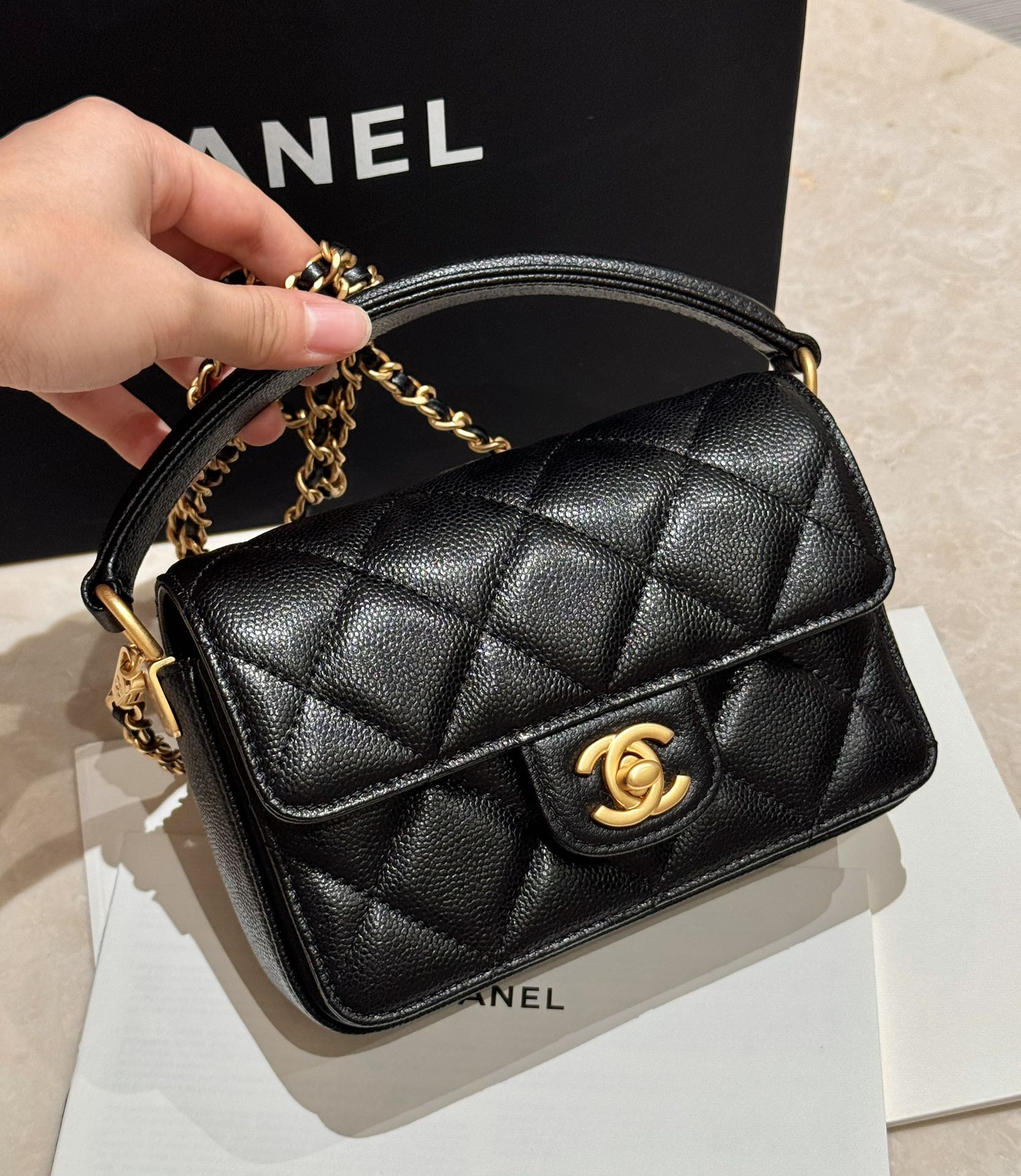 El bolso con solapa y asa de 24K tiene un diseño muy clásico y práctico. La correa para el hombro se puede quitar libre…