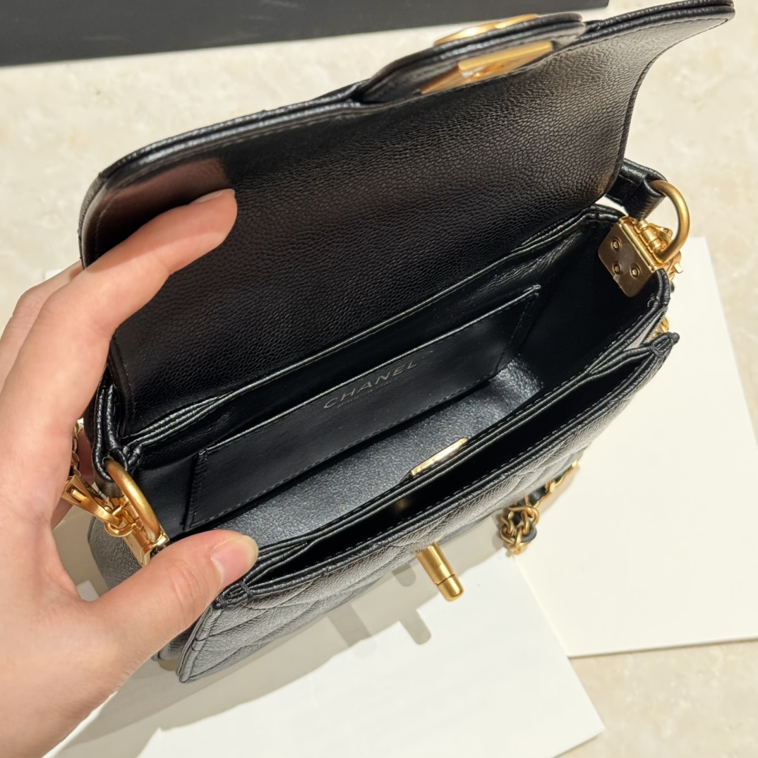 El bolso con solapa y asa Chanel 24K tiene un diseño muy clásico y práctico. La correa para el hombro se puede quitar l…