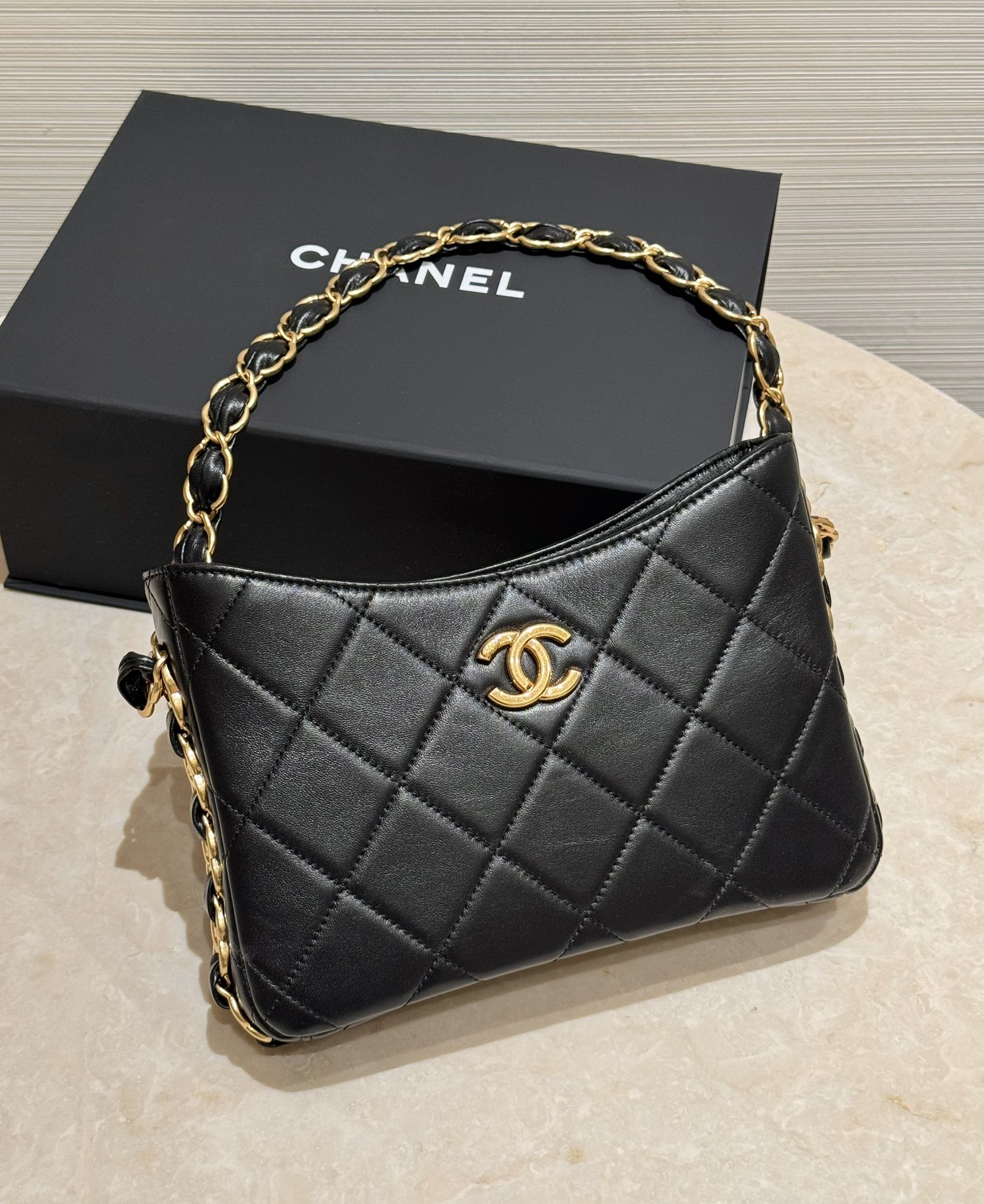 Serie Otoño e Invierno de 24K Bolso axila Chanel 24K Hobo, ¡la dama de oro negro es tan hermosa! El diseño es muy clási…