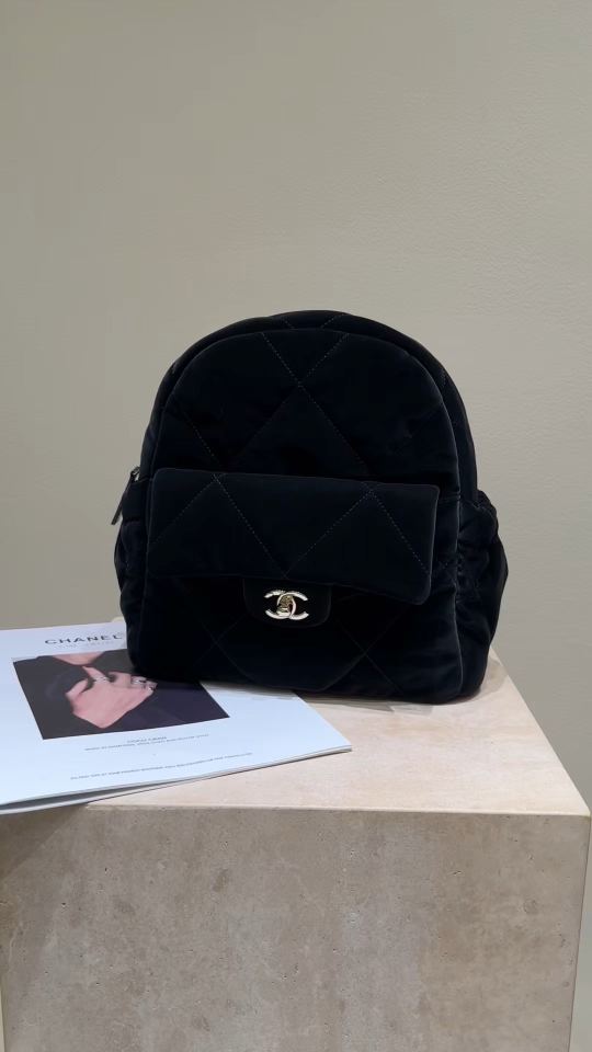 Serie de esquí 25N👍👍 Z compró [Feliz] Mochila de terciopelo Chane1 25N Coco Neige👜 ¡La dama de oro negro es tan boni…