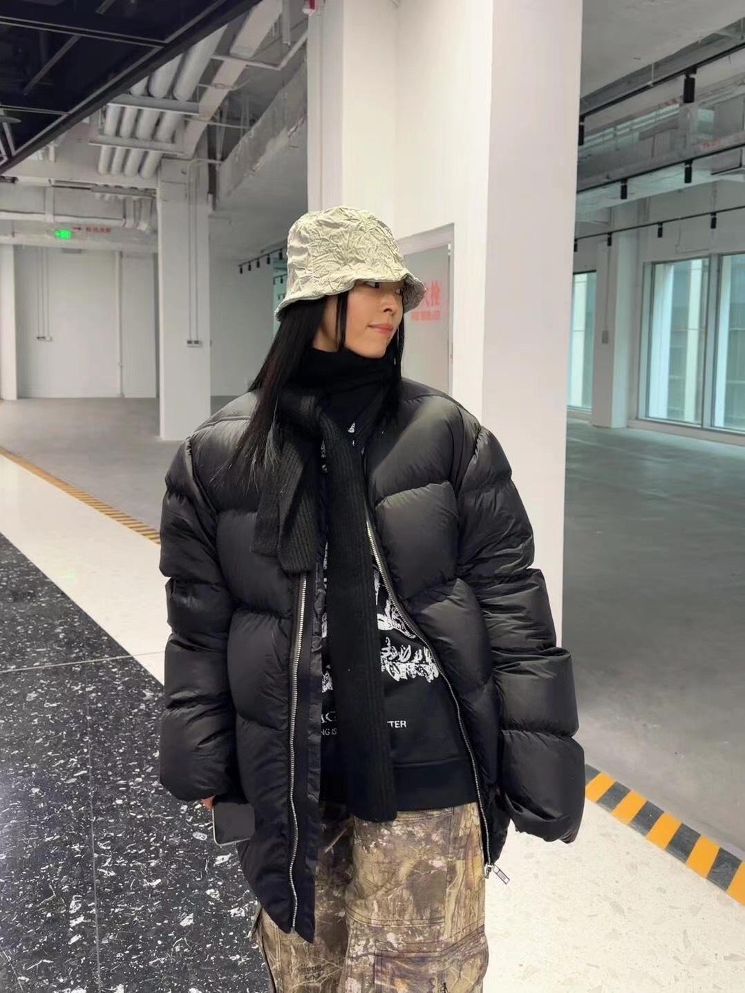 NO:576454,rick owens 2025 new autumn and winter heavyweight 90 duck down spliced ​​long-sleeved warm down jacket YB quality black SMLXL,,down jacket,alexander wang19860909rick owens 2025新款秋冬重磅90鸭绒拼接长袖保暖羽绒服 YB品质 黑色SMLXL,,down jacket,alexander wang,Women's clothing