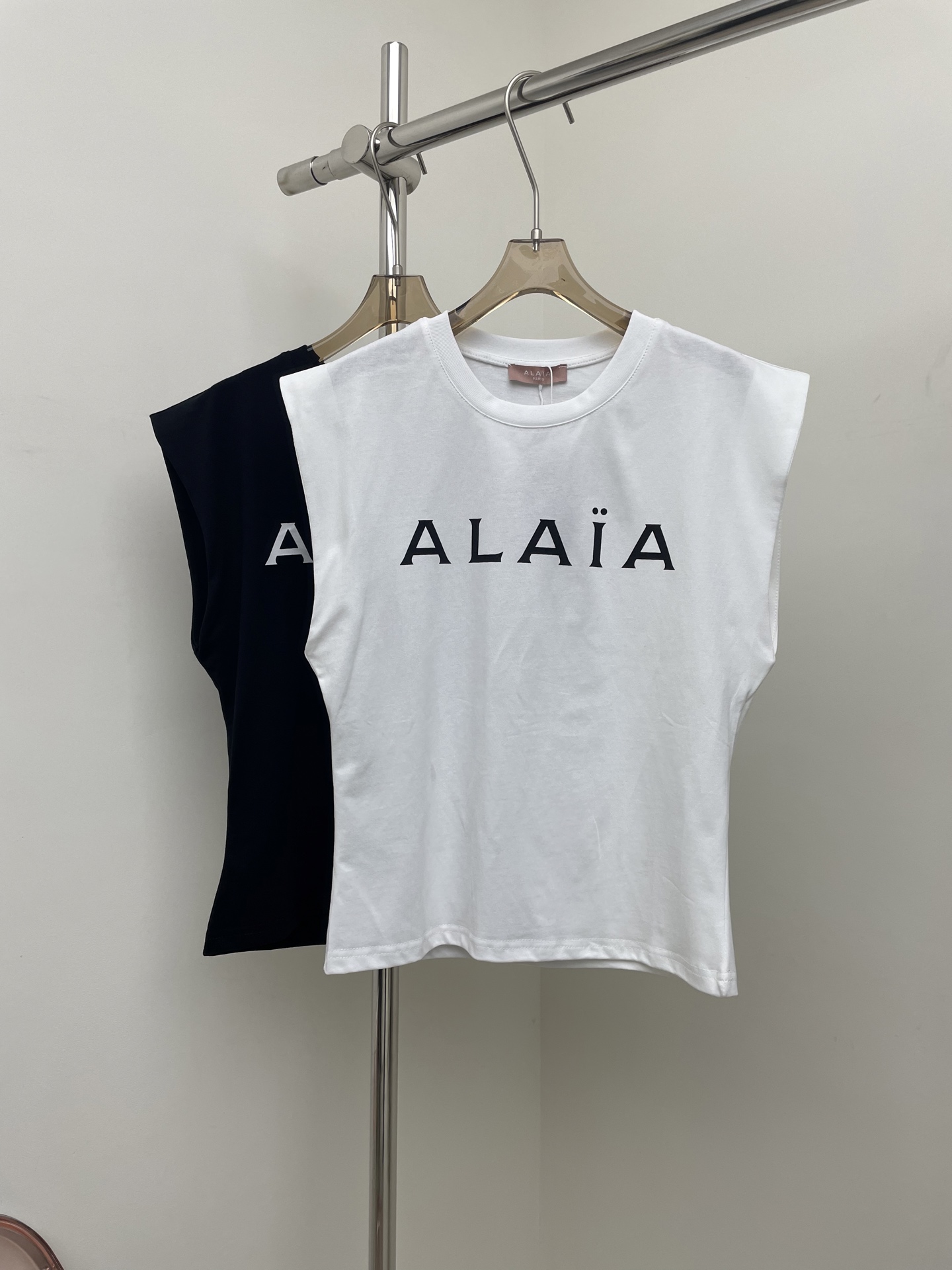 NO:460434,alaia 2025 spring and summer new sleeveless T-shirt classic letter logo hot black and white sml, real photos, alaia, tees, t-shirt, alexander wang19860909alaia 2025春夏新款无袖T恤 经典字母logo 爆款黑色白色sml,实拍图,,alaia,tees，t-shirt,alexander wang,Women's clothing