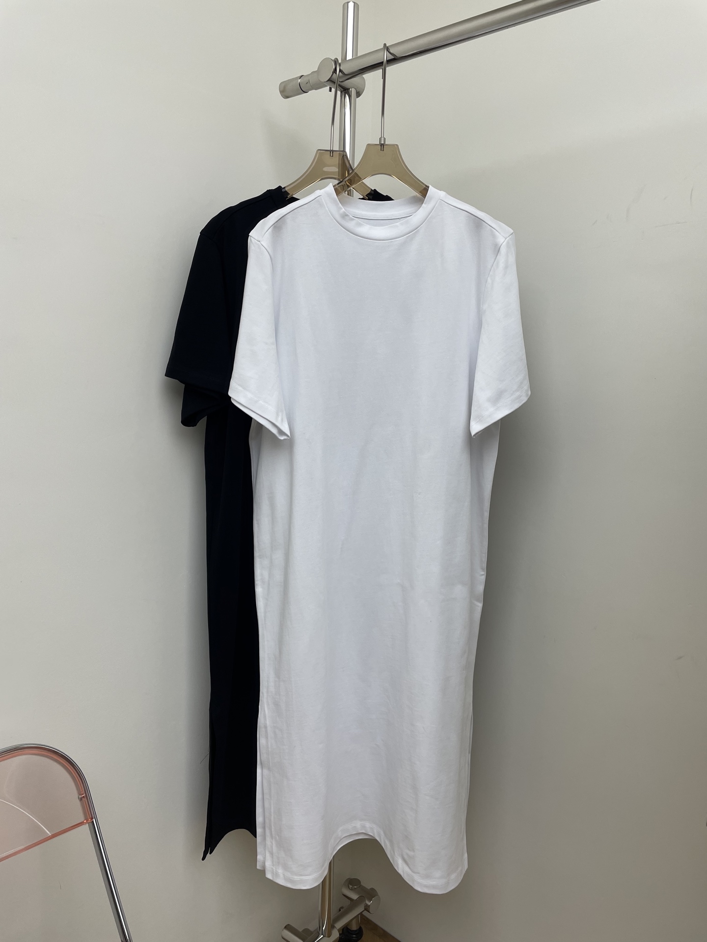 NO:473215,therow 2025 new long short-sleeved T-shirt skirt loose and loose minimalist style, simple and fashionable, side slit design black and white sml, real photos, skirts, T-shirt, tees, t-shirt, alexander wang19860909therow 2025新款长款短袖T恤裙 宽松宽松极简风,简约时髦百,侧边开衩设计 黑色白色 sml,实拍图,,skirts,T-shirt,tees，t-shirt,alexander wang,Women's clothing