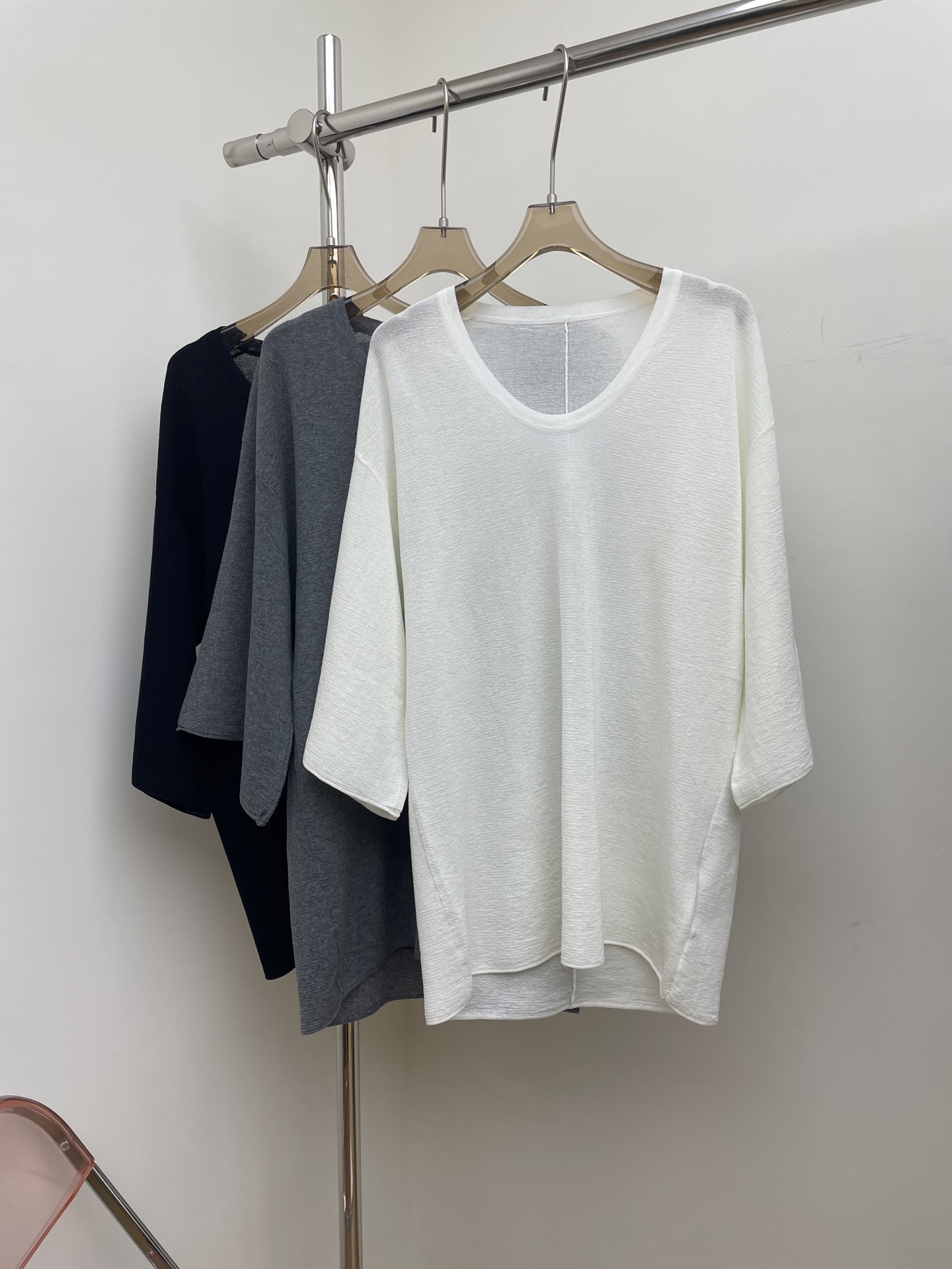 NO:473203,LI 2025 spring and summer new loose knitted Tee. Selected high-quality knitted wool yarn, comfortable and versatile, exquisite U-neck, very neutral and elegant and casual, sm real photos, alexander wang19860909LI 2025春夏新款宽松针织Tee.精选高品质针织毛纱,舒适百搭精致的U领很好中和优雅与休闲感,sm 实拍图,,alexander wang,Women's clothing