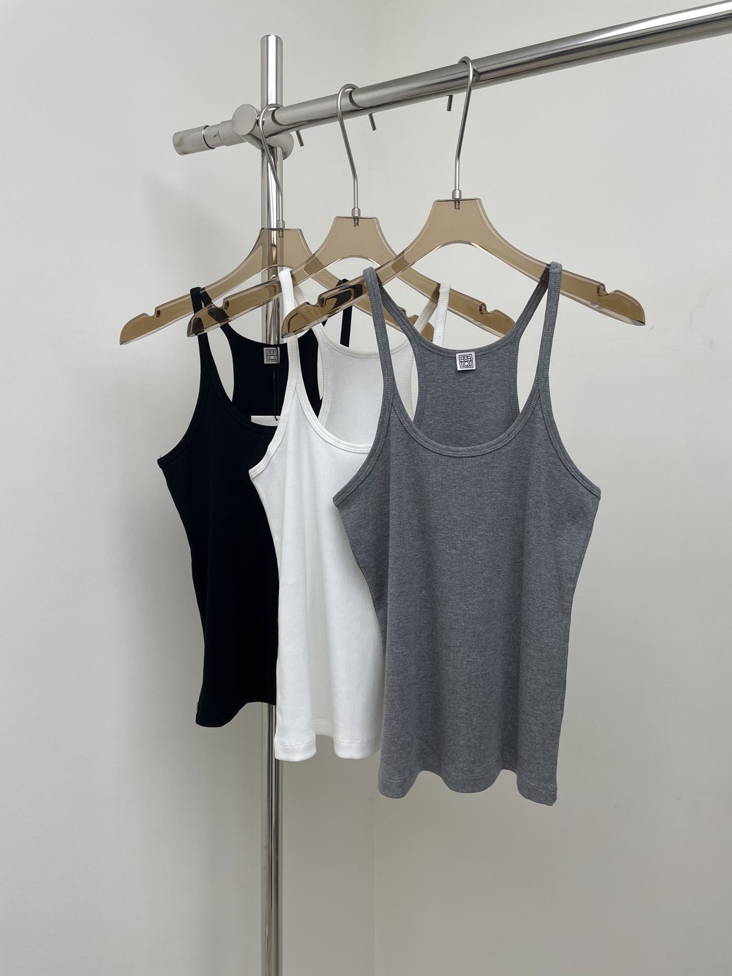 NO:475364,Toteme, a thousand-year-old classic model, thin-shoulder suspender, a classic model in the classic, adheres to the brand's genes, is minimalist and easy to wear, versatile, never out of date, this is the charm of the basic model, black, white, gray, xs s m l real photo,,alexander wang19860909toteme 万年经典款 细肩吊带 经典中的经典款 秉承了品牌的基因 极简好穿 百搭永远不过时 这就是基础款的魅力 黑色白色灰色 xs s m l 实拍图,,alexander wang,Women's clothing