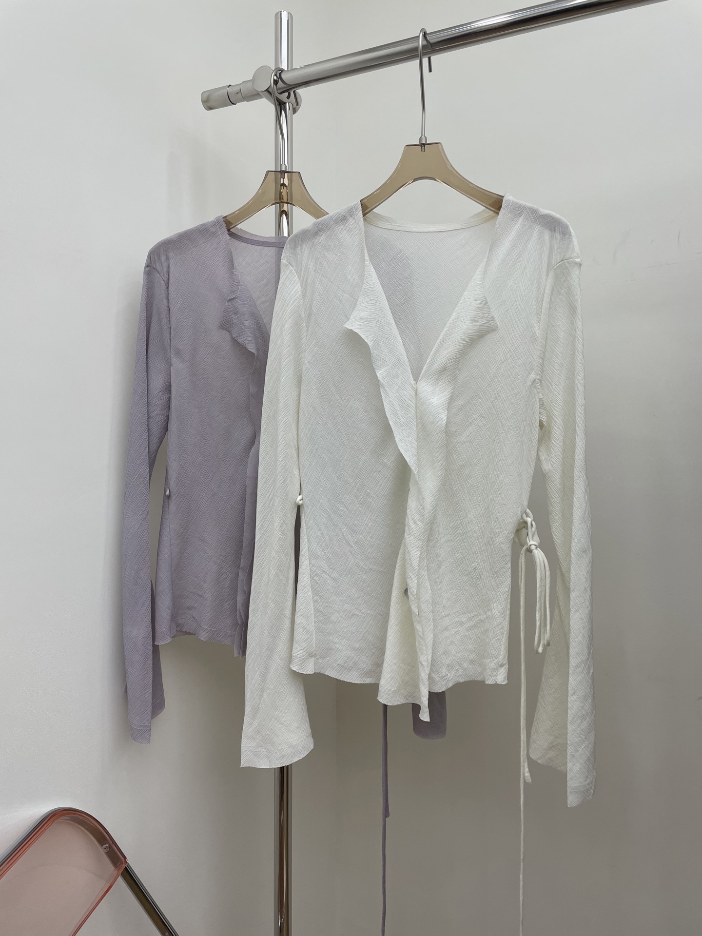 NO:466102,IB 2025 spring and summer new rose pleated shirt, two-color rose shirt. Slightly flared sleeves, draped curve with a lazy feeling, SML real photos, shirts, alexander wang19860909IB 2025春夏新款玫瑰细褶衬衫,双色玫瑰衬衫. 微喇袖型,垂坠弧度自带慵懒感,SML 实拍图,,shirts,alexander wang,Women's clothing