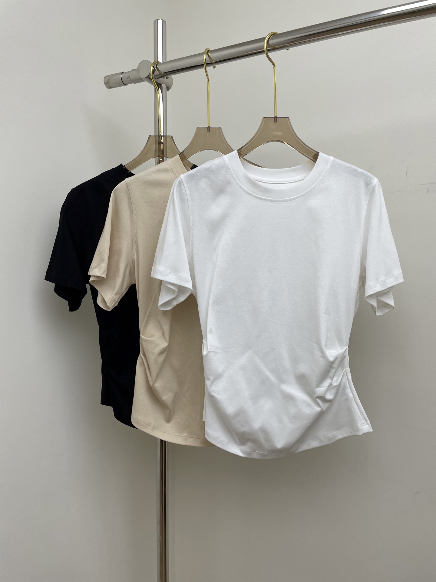 NO:469283,Lemaire 2025 spring and summer new waist-hugging T-shirt. The wrinkled parts are very slimming, and the back is slit. Three-color three-code sml real photos, tees, t-shirt, alexander wang19860909lemaire 2025春夏新款收腰T恤.褶皱部分很遮肉显瘦,后背开叉.三色三码sml 实拍图,,tees，t-shirt,alexander wang,Women's clothing