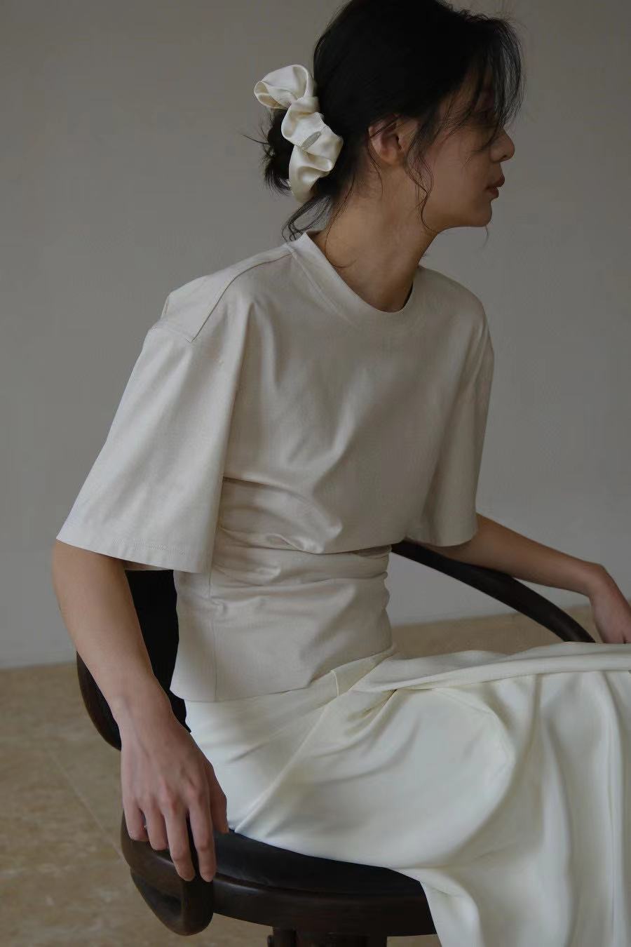 NO:469290,Lemaire 2025 spring and summer new waist-hugging T-shirt. The wrinkled parts are very slimming, and the back is slit. Three-color three-code sml, tees, t-shirt, alexander wang19860909lemaire 2025春夏新款收腰T恤.褶皱部分很遮肉显瘦,后背开叉.三色三码sml,,tees，t-shirt,alexander wang,Women's clothing