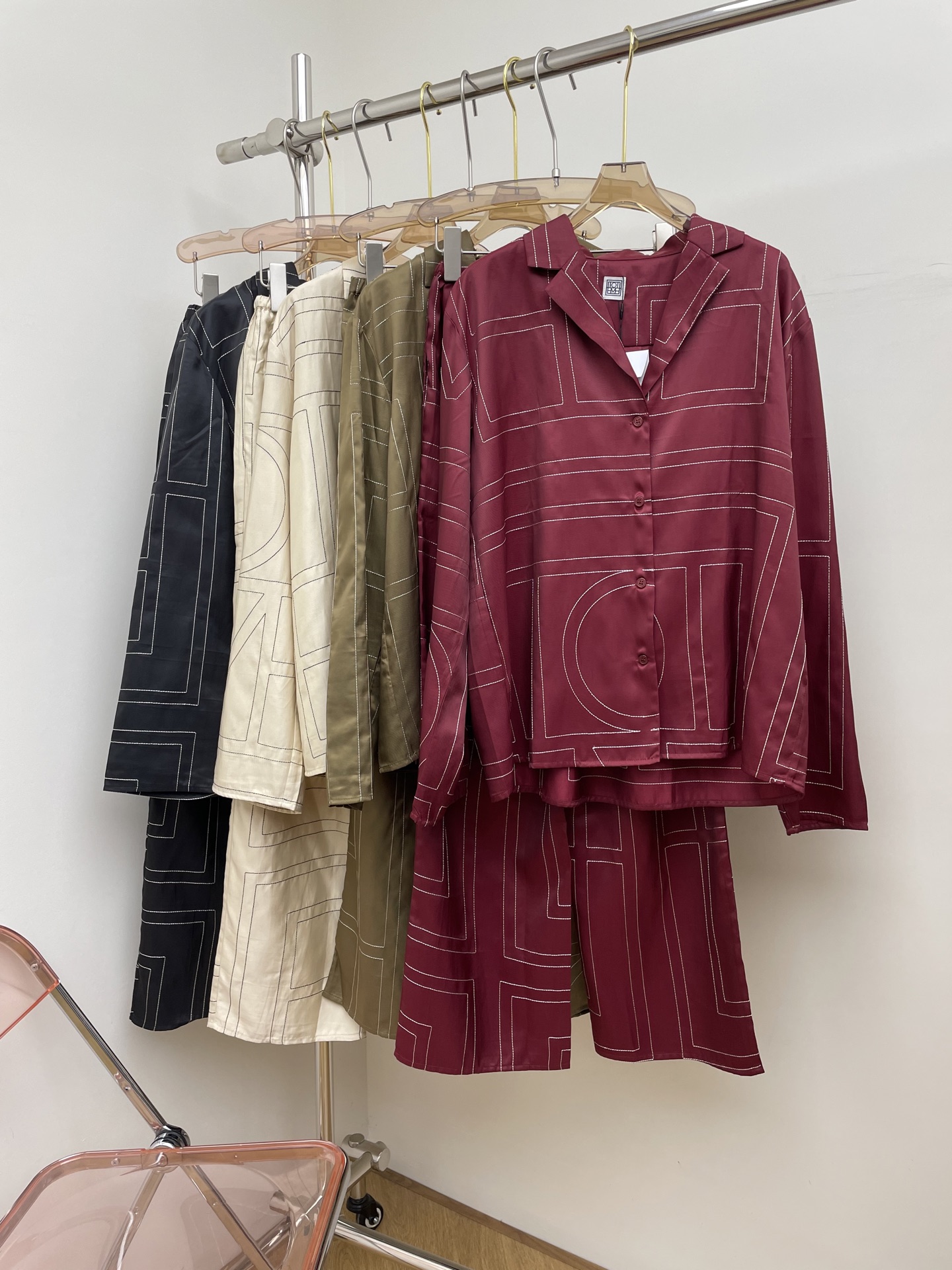 NO:464437,toteme 2025 spring and summer new set, classic style, ten thousand years of time, embroidered totem, casual, elegant and fashionable, 343638 p, real photos, alexander wang19860909toteme 2025春夏新款套装 经典款 万年不过时 刺绣图腾 随性优雅又时髦 343638 p上 实拍图,,alexander wang,Women's clothing