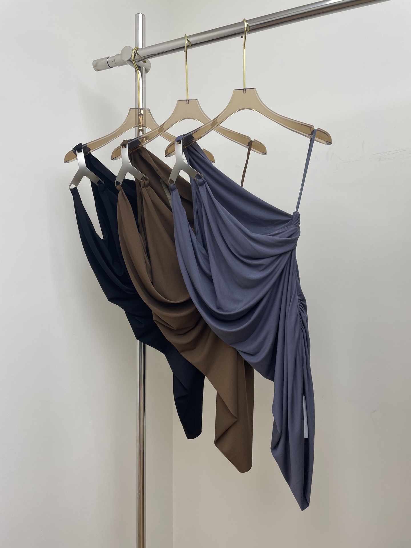 NO:463004,rick owens 2025 spring and summer sexy hot girl style one-shoulder metal buckle strap backless pleated slimming top brown blue gray black SM L, real photos, alexander wang19860909rick owens 2025 春夏性感辣妹风单肩金属扣系带露背褶皱显瘦上衣 咖啡色 蓝灰色 黑色 SM L,实拍图,,alexander wang,Women's clothing