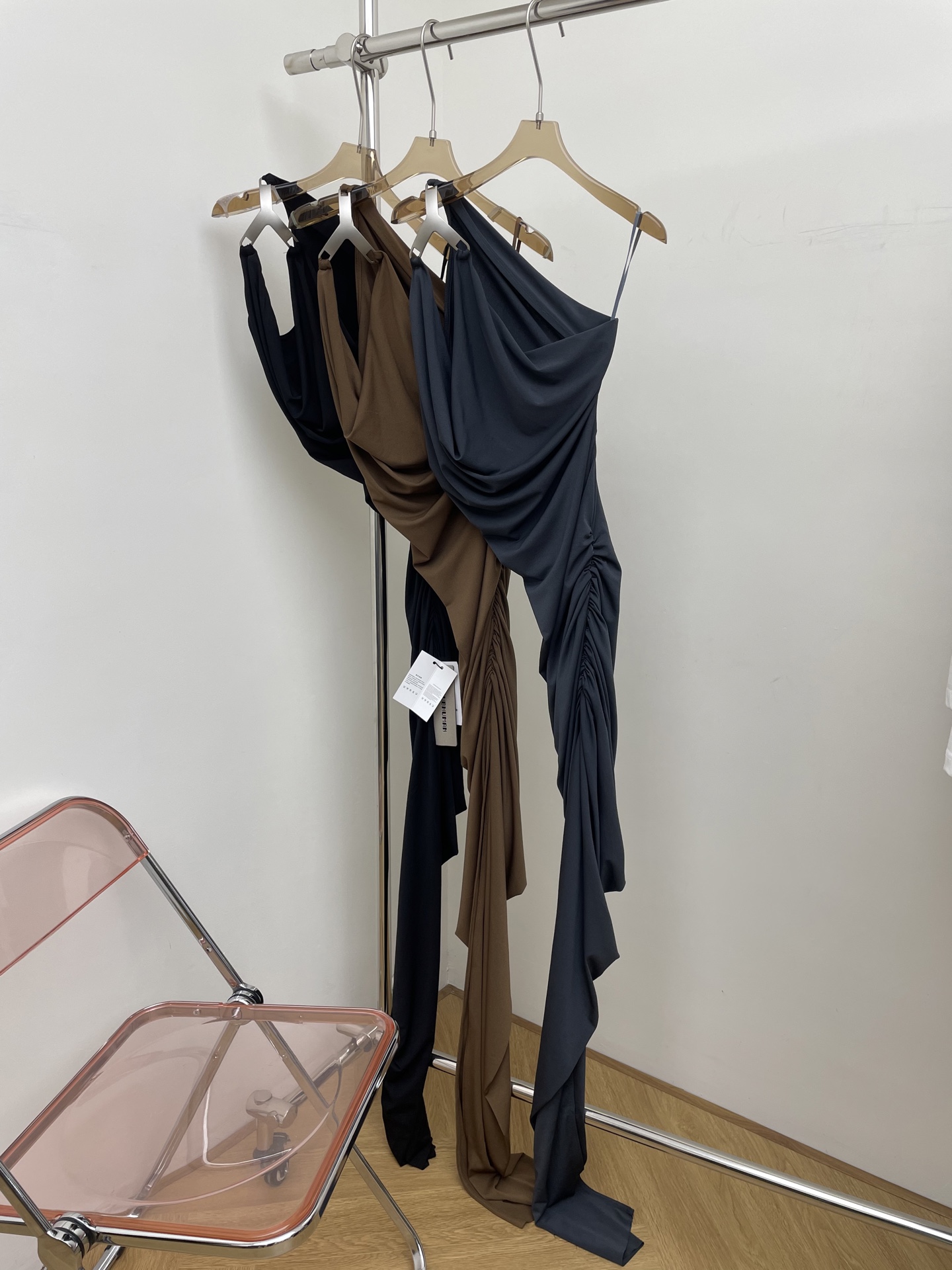 NO:463020,rick owens 2025 spring and summer sexy hot girl style one-shoulder metal buckle strap backless pleated slimming skirt brown blue gray black SM L P real photo, skirts, alexander wang19860909rick owens 2025 春夏性感辣妹风单肩金属扣系带露背褶皱显瘦裙子 咖啡色 蓝灰色 黑色 SM L P实拍图,,skirts,alexander wang,Women's clothing