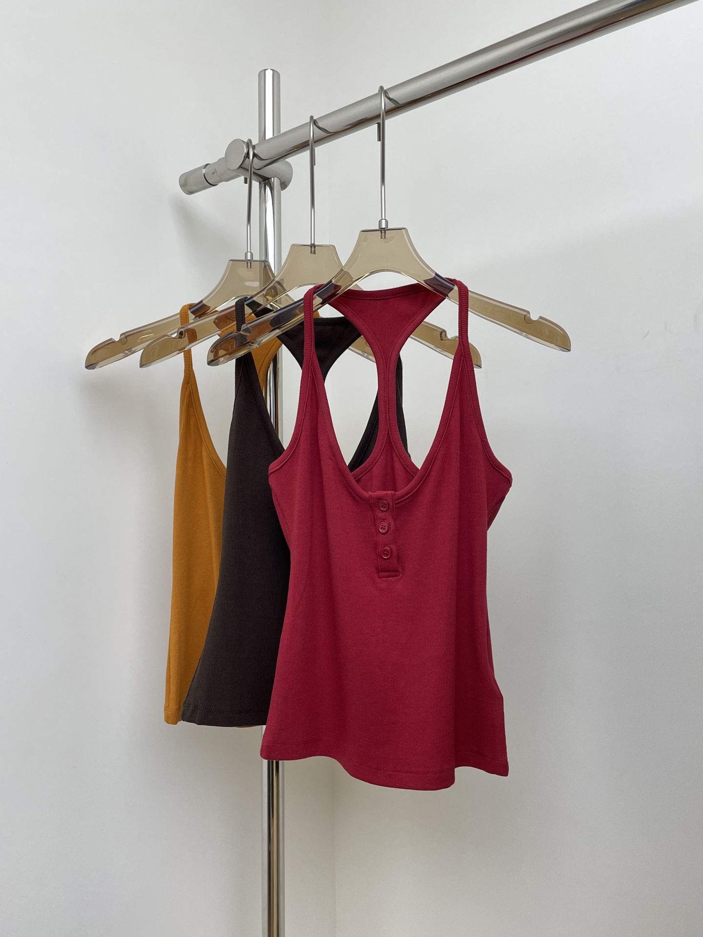 NO:471952,RA 2025 summer new I-shaped vest. Selected original elastic thread fabric, oval neckline that modifies the shoulder and neck proportions.sml real photo, alexander wang19860909RA 2025夏季新款工字背心.精选原厂弹力螺纹面料,修饰肩颈比例的椭圆形领口.sml 实拍图,,alexander wang,Women's clothing