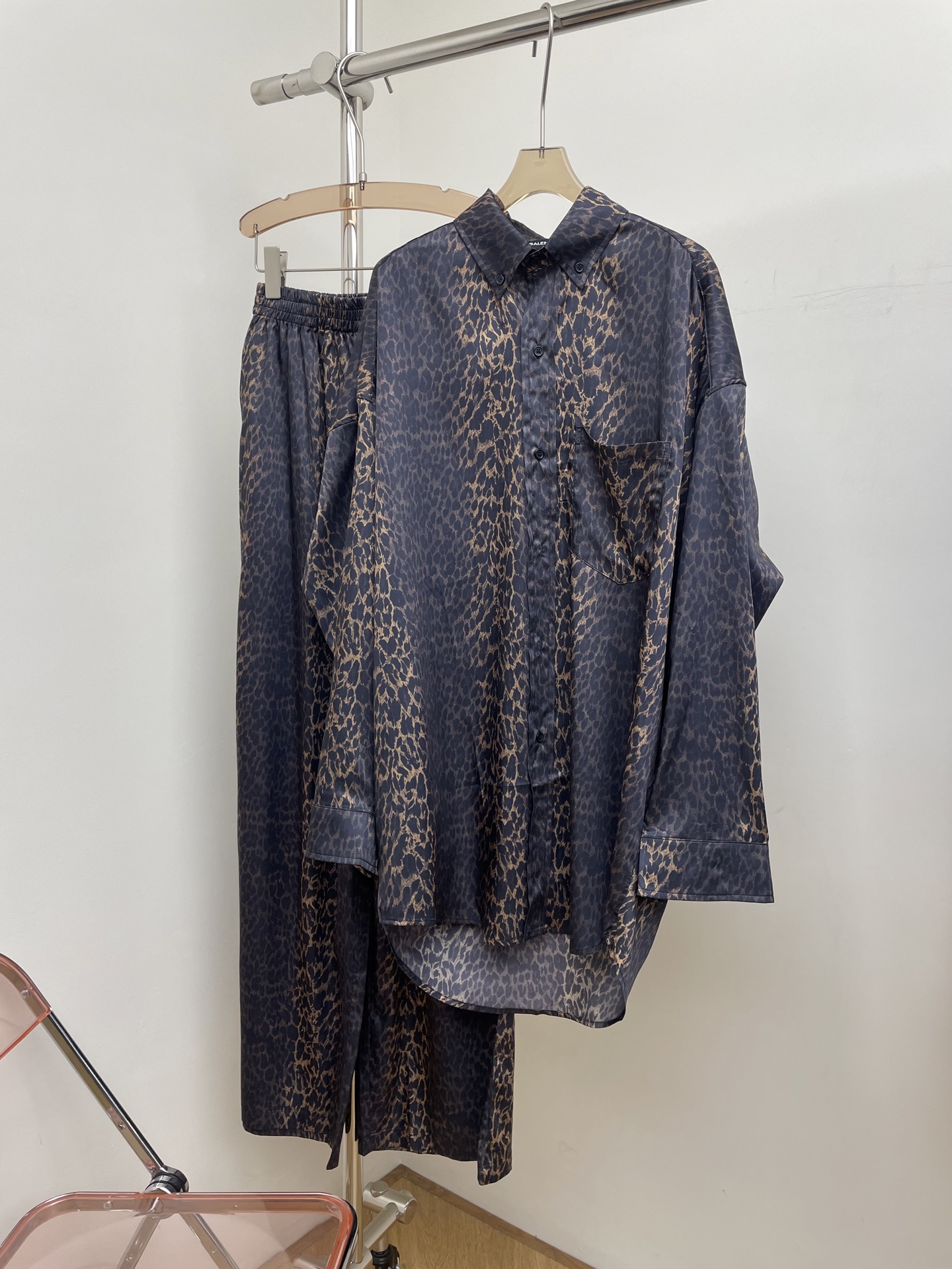 NO:469331,Tops, pants *New summer products, MANIA ALL OVER leopard print shirt, trousers, loose style and tailoring design, a set of fashionable and stylish sml real photos,,shirts,alexander wang19860909上衣 裤子 *夏季新品MANIA ALL OVER豹纹衬衫 长裤 衬衫宽松版型剪裁设计 一套时髦有范 sml 实拍图,,shirts,alexander wang,Women's clothing