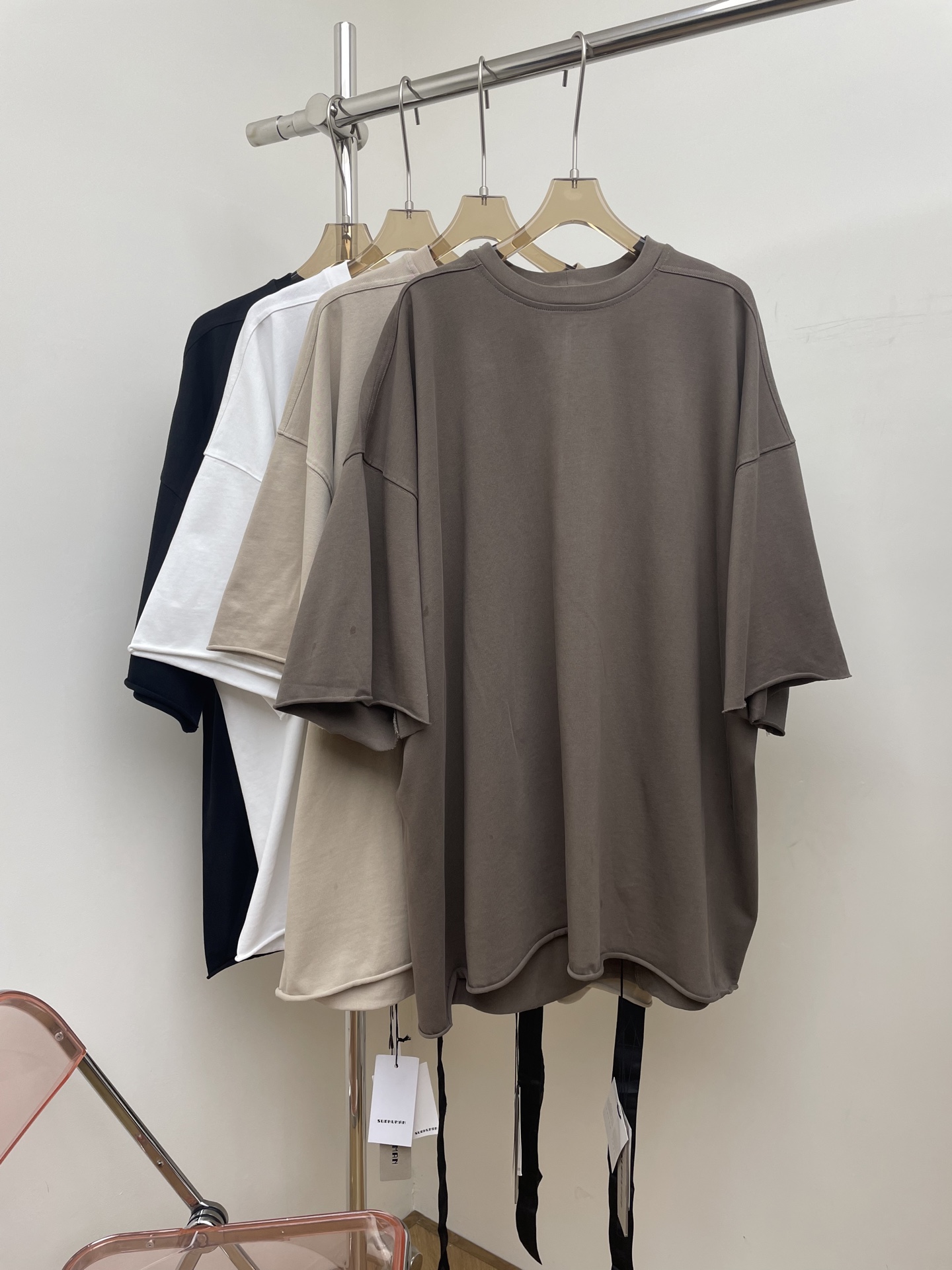 NO:460522,rick owens 2025 summer new thickened plain fabric large-size wash-curl solid color loose five-point half-sleeved Tee for men and women YB quality four colors one size real photo, alexander wang19860909rick owens 2025夏季新款加厚平纹面料大版型洗水卷边纯色宽松五分半袖Tee 男女适用 YB品质 四色 均码 实拍图,,alexander wang,Women's clothing