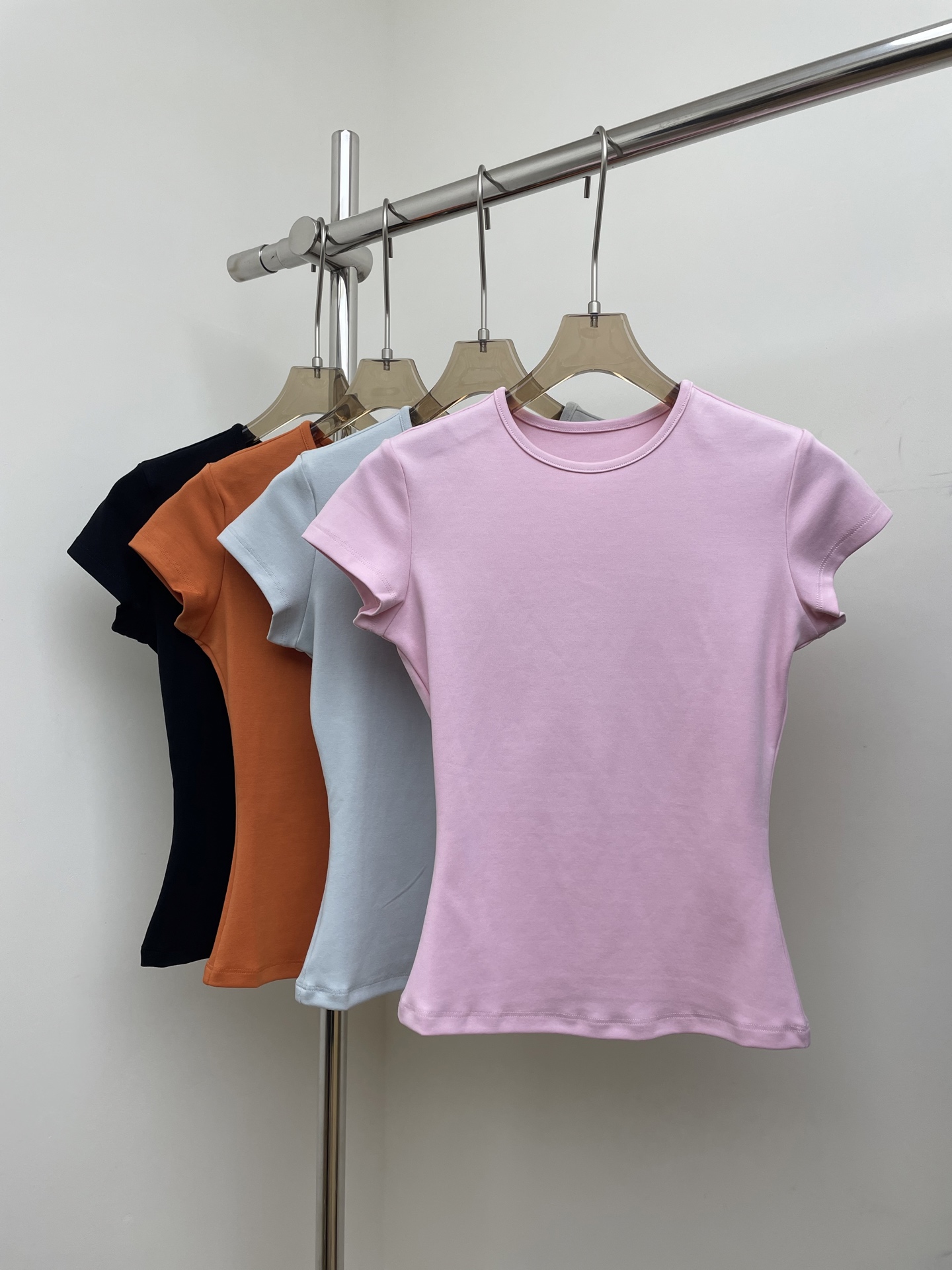 NO:471985,RA 2025 summer new hourglass short-sleeved TEE. Selected breathable and skin-friendly elastic fabrics, a must-have shoulder waist T-shirt for wardrobe, sml real photos, T-shirt,tees, t-shirt,alexander wang19860909RA 2025夏季新款沙漏短袖TEE.精选透气亲肤弹力面料,衣橱必备的正肩收腰T恤,sml 实拍图,,T-shirt,tees，t-shirt,alexander wang,Women's clothing