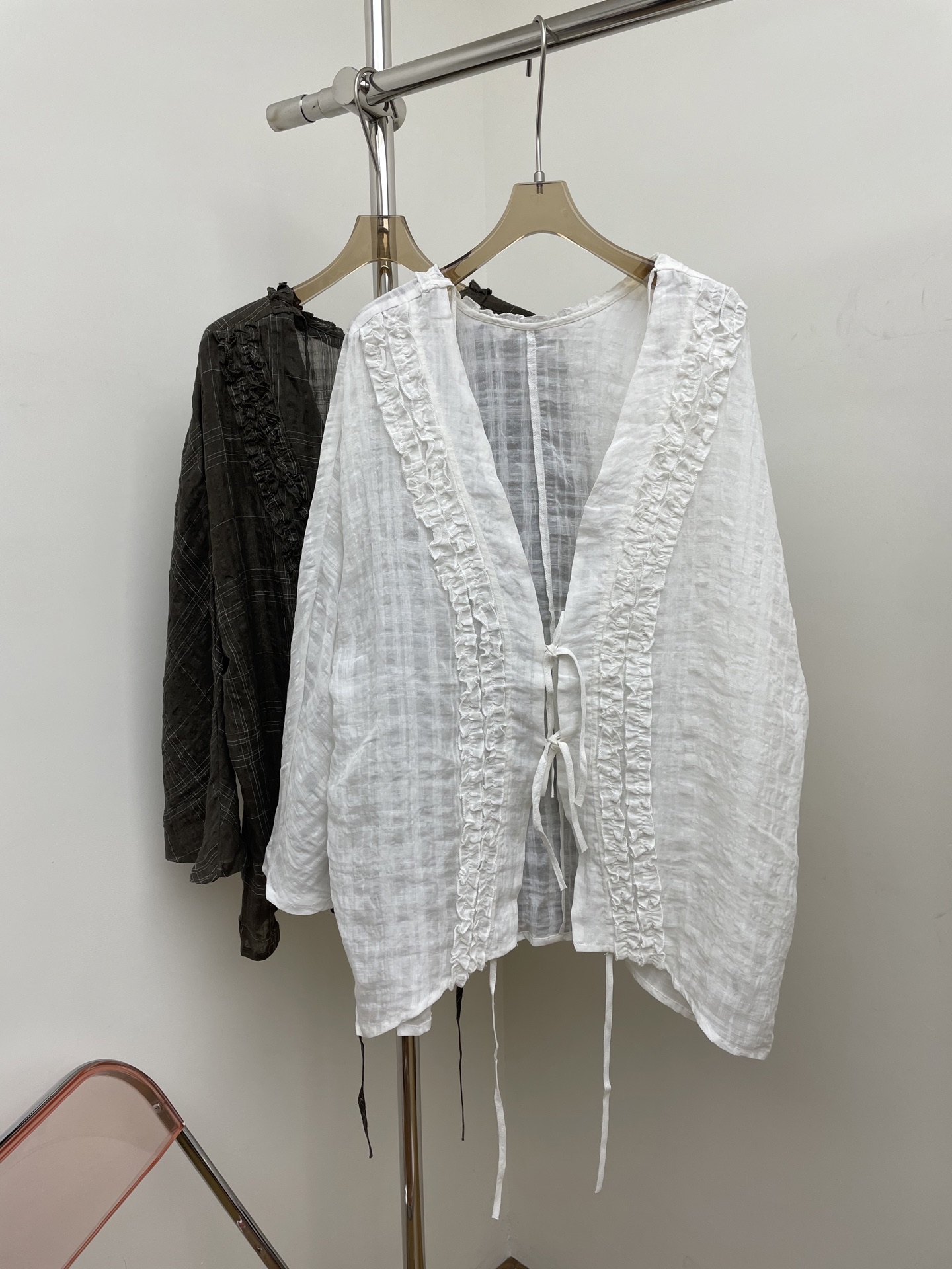 NO:475370,SC 2025 summer new linen lace-up shirt, made of brand natural linen material, adjustable tether design, loose but stylish outline, xssm real photos, shirts, alexander wang19860909SC 2025夏季新款亚麻系带衬衫,选用品牌天然亚麻材质,可调节系绳设计,轮廓宽松但有型,xssm 实拍图,,shirts,alexander wang,Women's clothing