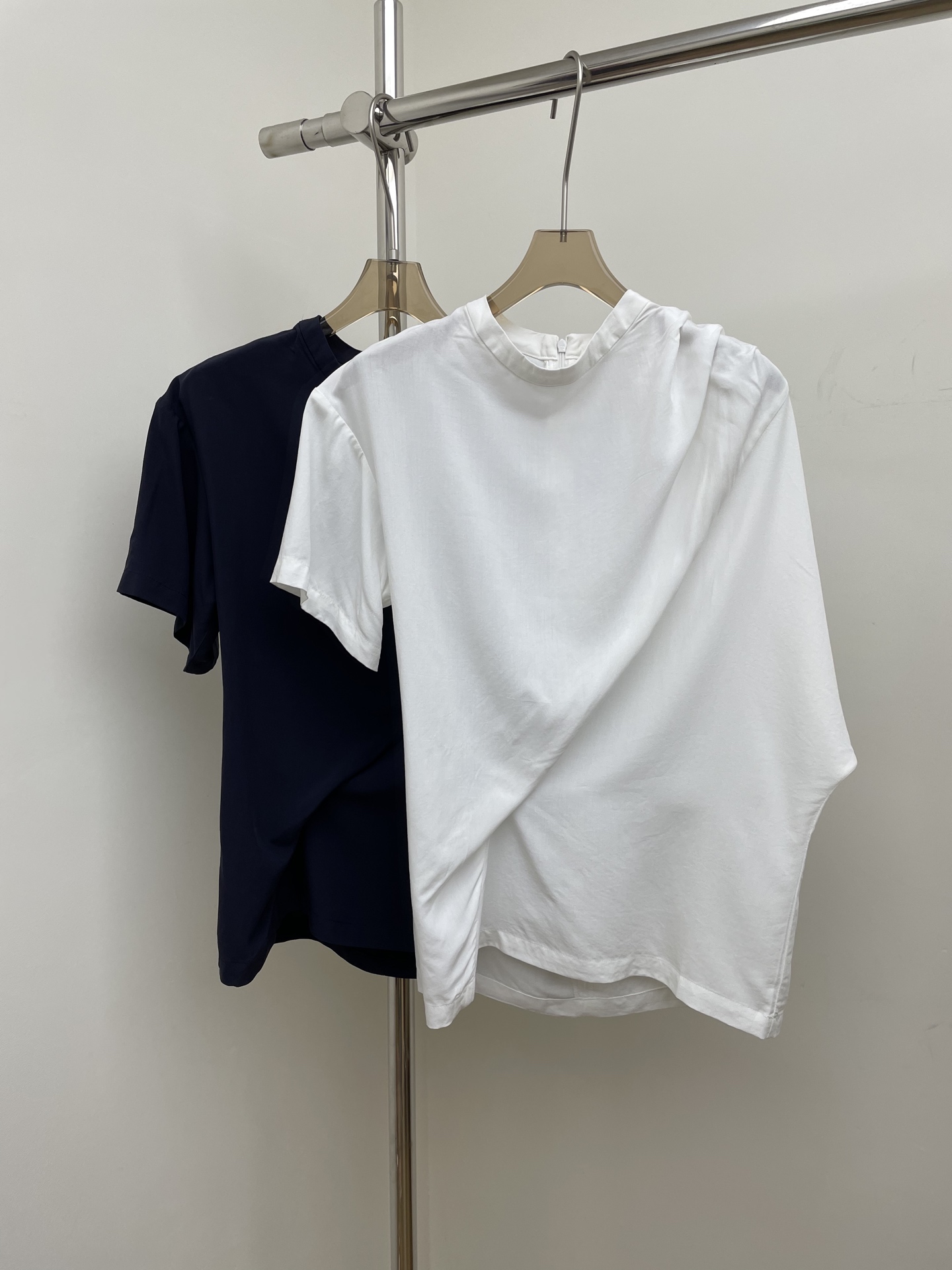 NO:469328,L C 2025 summer new pleated irregular loose short-sleeved top, two colors and three codes sml real photos, T-shirt, alexander wang19860909L C 2025夏季 新款褶皱不规则宽松短袖上衣,两色三码 sml 实拍图,,T-shirt,alexander wang,Women's clothing