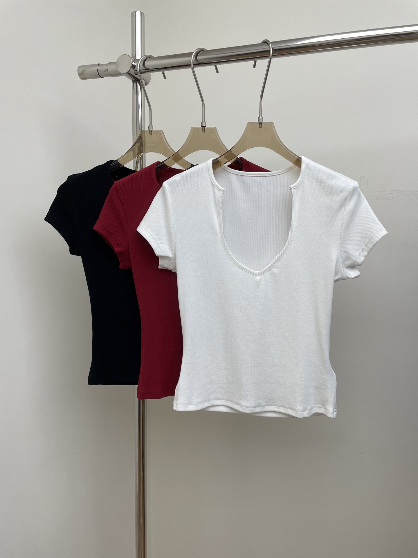 NO:467801,RA 2025 summer new cup-shaped neck short sleeves, same as Ouyang Nana, brand elastic thread fabric exquisite cup-shaped neckline, modify trapezoidal muscle SML real photo, T-shirt, alexander wang19860909RA 2025夏季新款杯型领短袖,欧阳娜娜同款,品牌弹力螺纹面料精致杯型领口,修饰斜方肌 SML实拍图,,T-shirt,alexander wang,Women's clothing