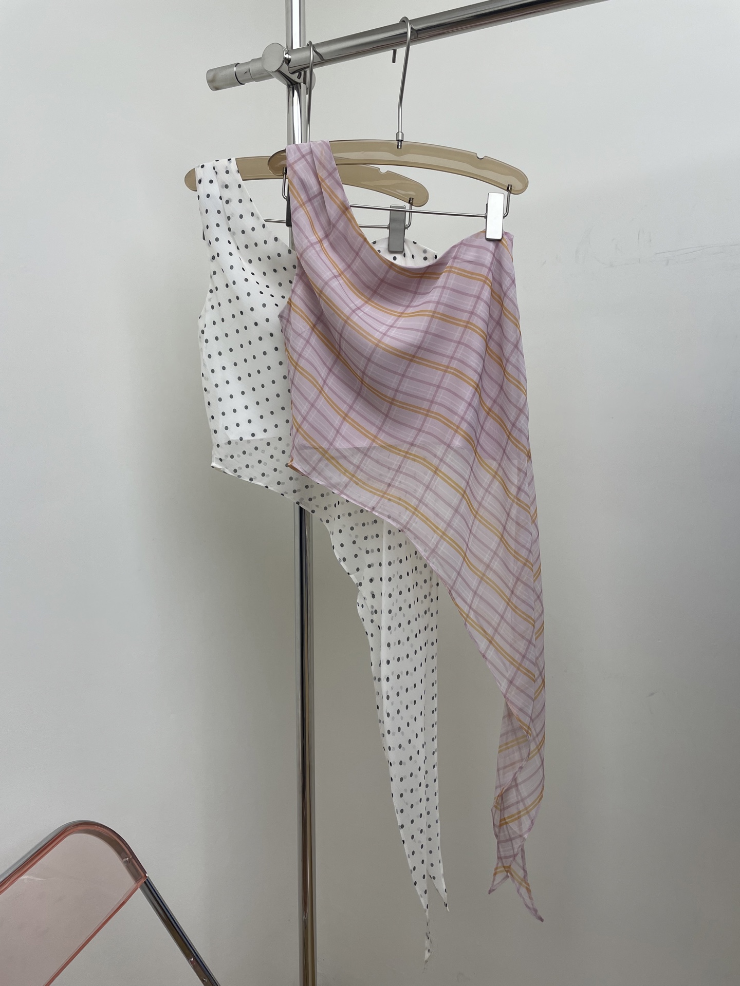 NO:464440,RA 2025 summer new flowing hem vest, light and flowing chiffon fabric, hem slit design, skin-friendly lining.sml real photo, alexander wang19860909RA 2025夏季新款飘逸下摆背心,轻盈飘逸雪纺纱面料,下摆开衩设计,内设亲肤里布.sml 实拍图,,alexander wang,Women's clothing