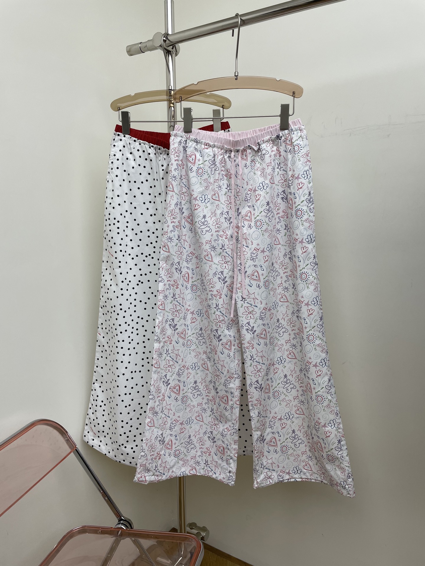 NO:466118,RA2025 summer new contrast printed trousers, easy to put on and take off lazy pants, drawstrings at the legs, vibrant graffiti contrast color design.sml real photo, alexander wang19860909RA2025夏季新款撞色印花长裤,轻松穿脱懒人裤,裤脚处设有抽绳,活力涂鸦点点撞色设计.sml 实拍图,,alexander wang,Women's clothing