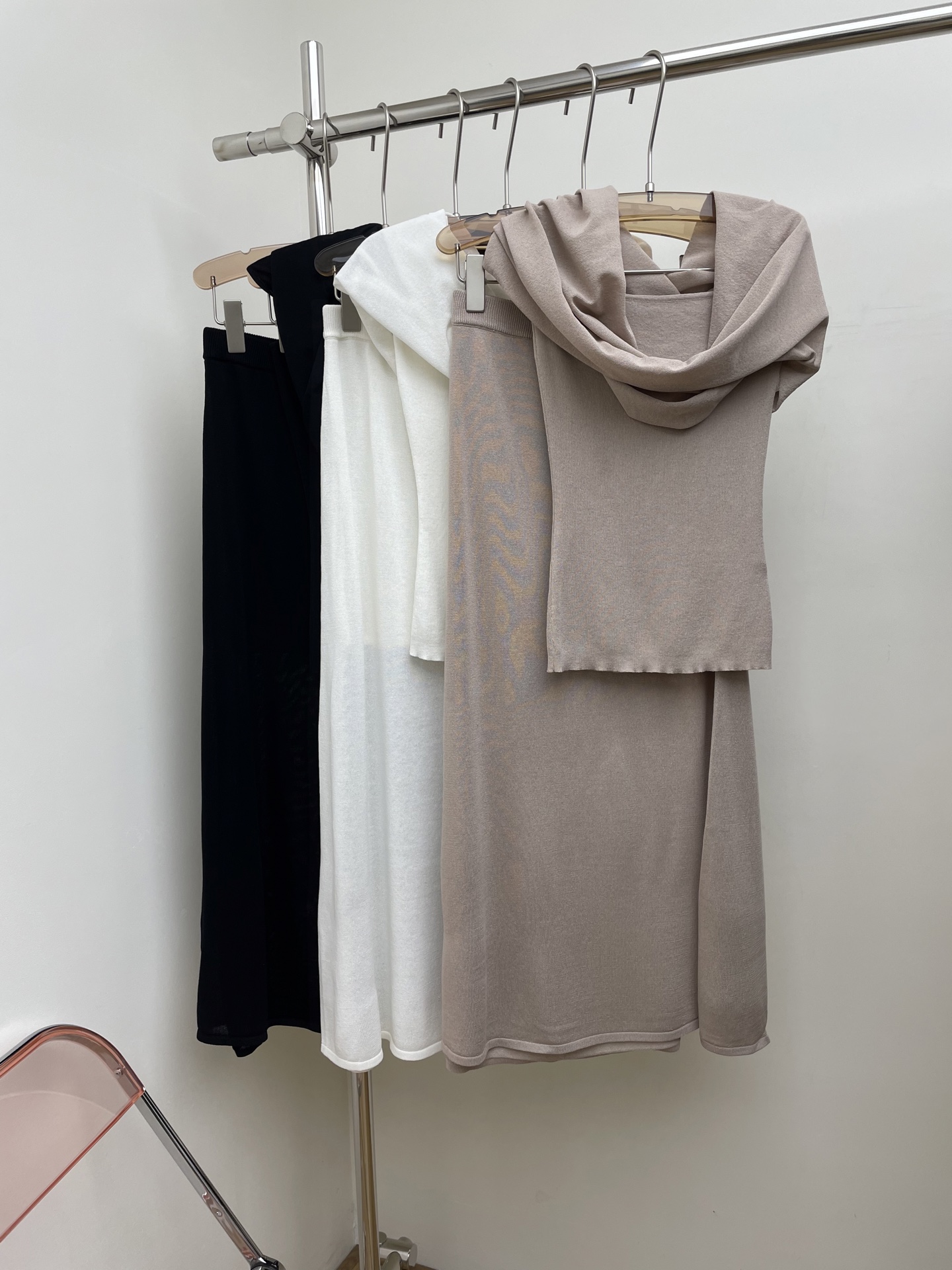 NO:460510,viktoriachan 2025 early autumn new knitted top, elastic fabric can easily adjust the appearance of wearing N types of outfits, three colors and three codes sml real photos, chanel, alexander wang19860909viktoriachan 2025早秋新款针织上衣,弹力面料可轻松调节穿着呈现方式 N种穿搭方式 三色三码sml 实拍图,,chanel,alexander wang,Women's clothing