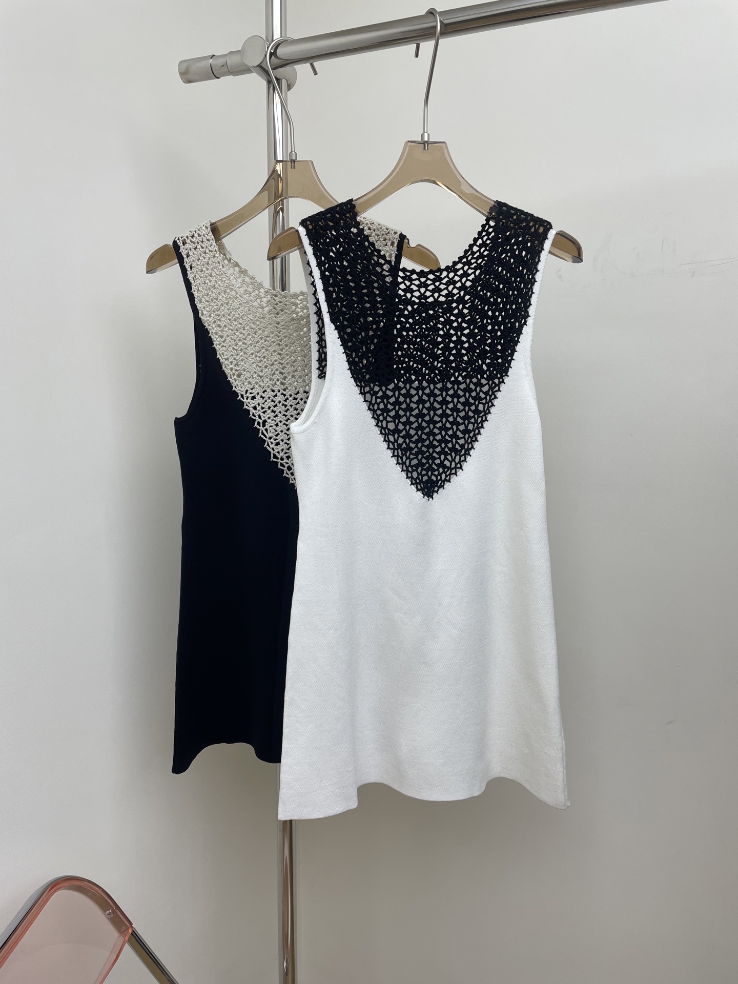 NO:463085,SW25SS spliced ​​contrasting color crochet vest top heavy craftsmanship contrasting color vision generous and decent coexisting elegance and temperament two colors sml real photos, stuart weitzman, alexander wang19860909SW25SS拼接撞色钩针吊带背心上衣 重工艺 撞色视觉 大方得体 优雅与气质并存 两色sml 实拍图,,stuart weitzman,alexander wang,Women's clothing