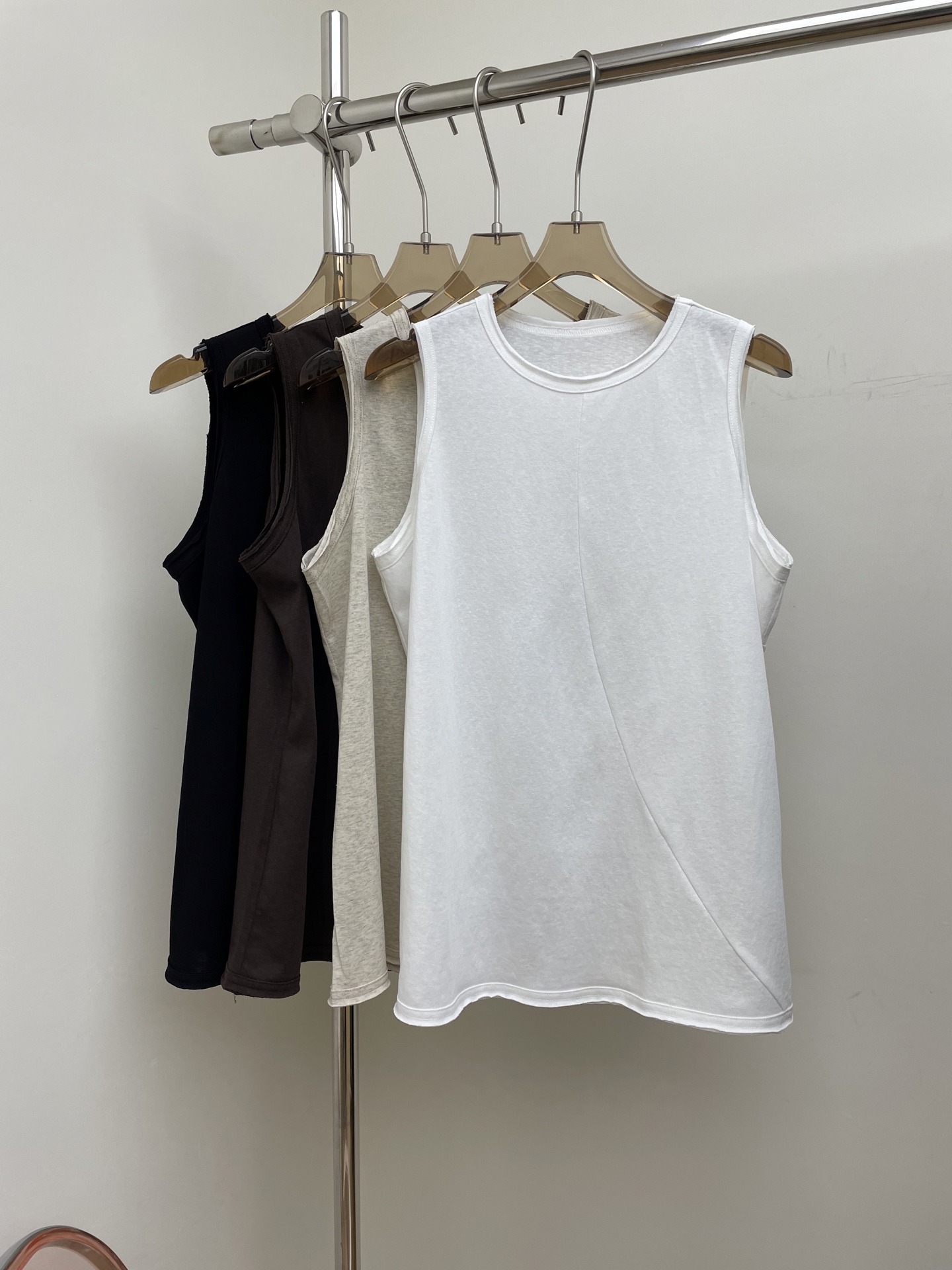 NO:460488,viktoriachan 2025 summer new vest pure cotton fabric super comfortable three-color three-code sml real photo, chanel, alexander wang19860909viktoriachan 2025夏季新款背心 纯棉面料 超级舒服 三色三码 sml 实拍图,,chanel,alexander wang,Women's clothing