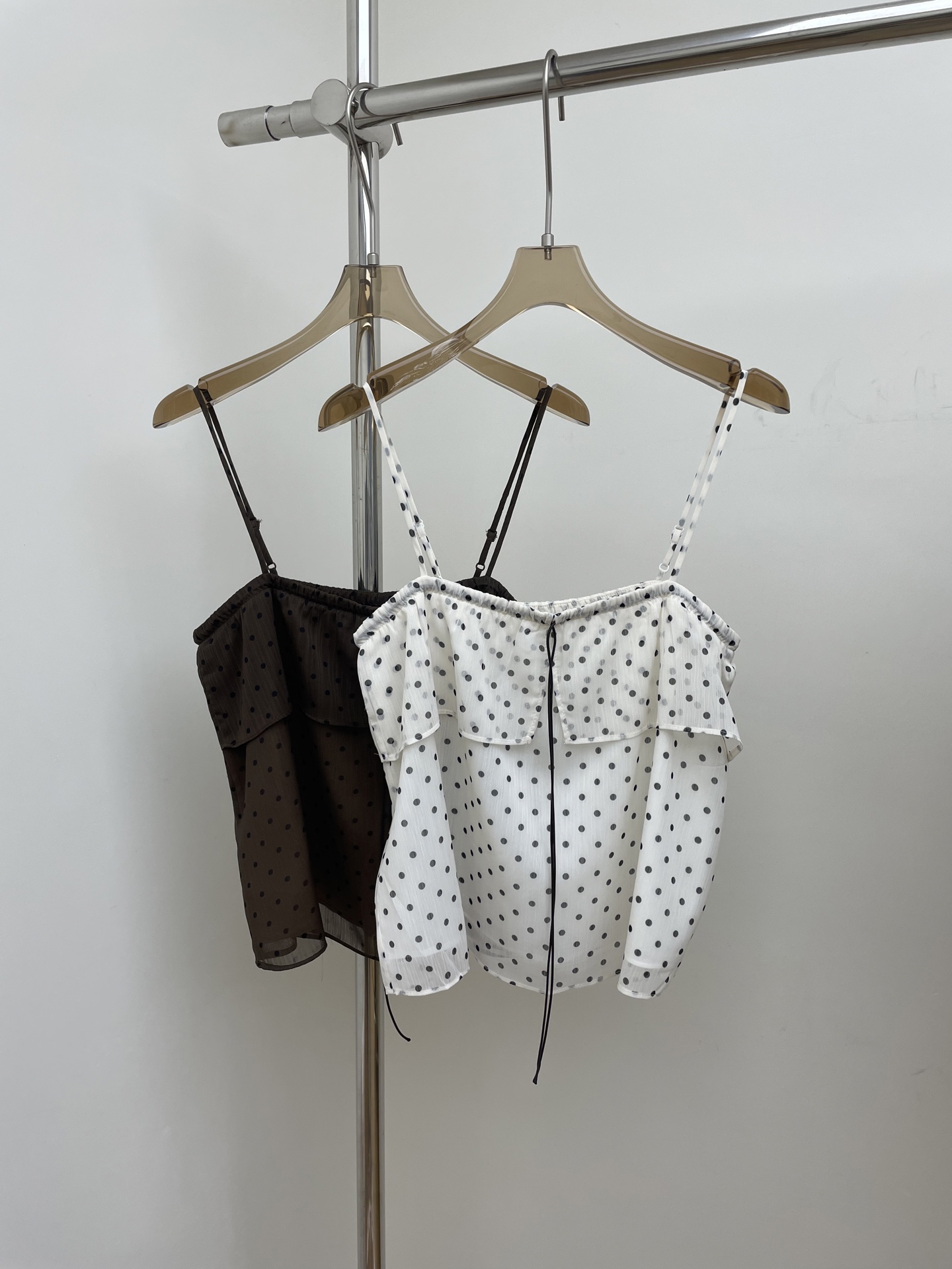 NO:460446,RA 2025 summer new style flowing strap sling, same style as Nana blogger, light and flowing chiffon fabric, two-wear design, can be used as a suspender, white brown sml. Real photos, alexander wang19860909RA 2025夏季新款飘逸抹胸吊带,娜娜博主同款,轻盈飘逸雪纺纱面料,两穿设计,可作吊带可抹胸白色咖色sml.实拍图,,alexander wang,Women's clothing