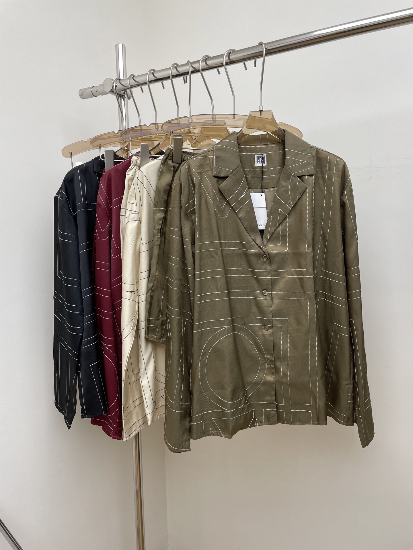 NO:464449,toteme 2025 new embroidered shorts shipped, customized original fabric, black, apricot, brown, red.xssm, real photos, shorts, alexander wang19860909toteme 2025新款刺绣短裤出货,订制的原版面料,黑色,杏色,咖色,红色.xssm,实拍图,,shorts,alexander wang,Women's clothing