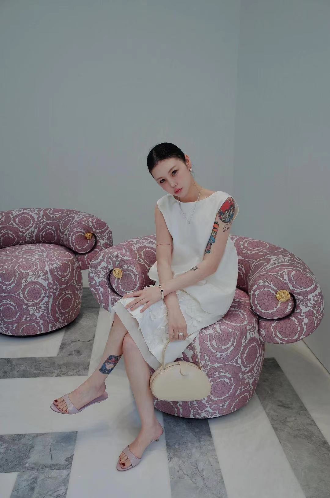 NO:469305,IN 2025 summer new glossy three-dimensional vest, high-quality silk cotton material, smooth and thick, with pearl-like luster, spliced ​​hem, sm, alexander wang19860909IN 2025夏季新款光泽感立体背心,高品质丝棉材质,手感光滑厚实,具有珍珠般光泽,拼接下摆欧根纱,sm,,alexander wang,Women's clothing