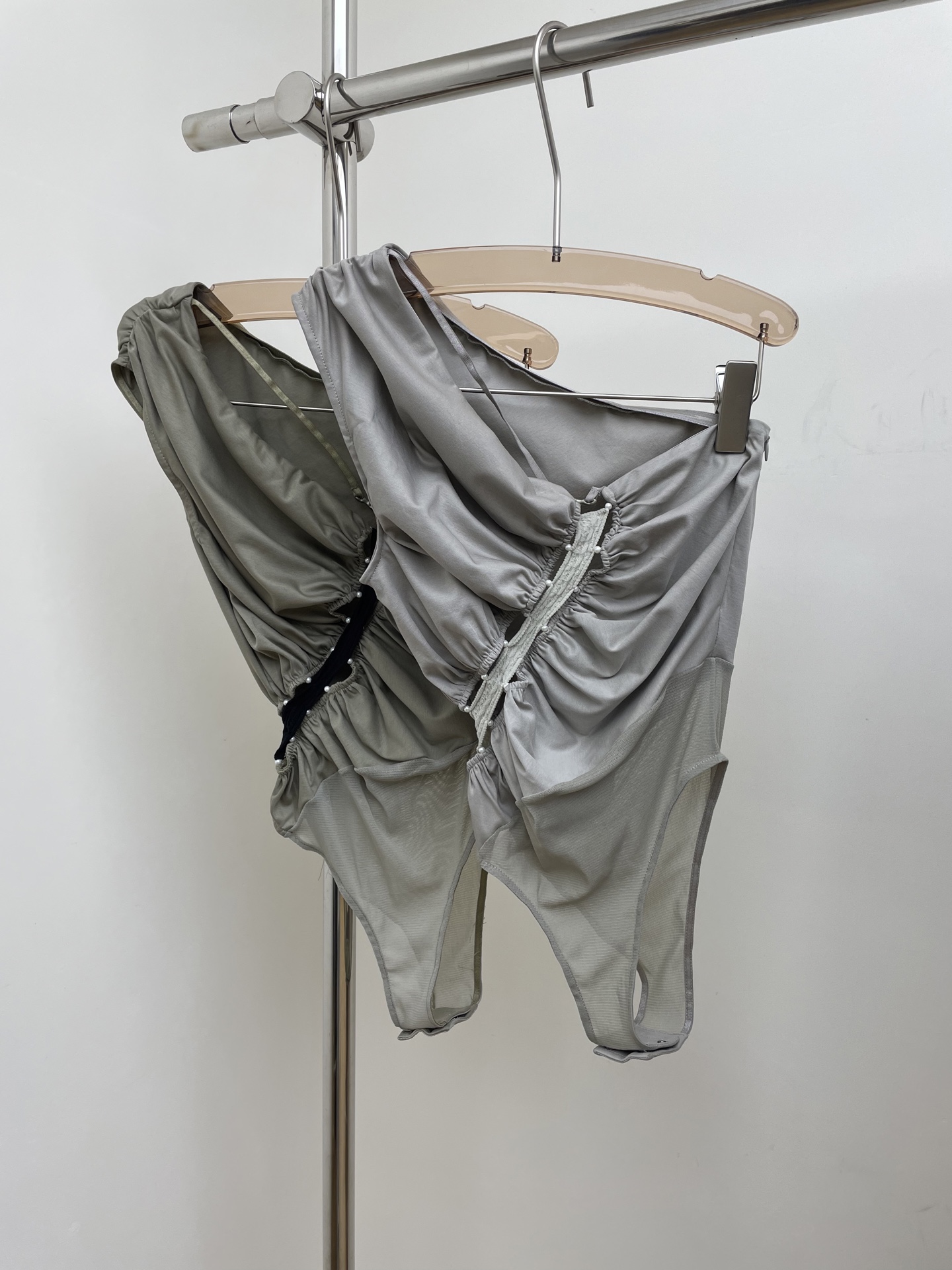 NO:460417,RB25SS Thorn hollow slim-fitting off-shoulder one-piece top at a glance, passionate and hot, slim sports and health beauty, two-color sml real photos, alexander wang19860909RB25SS 荆棘镂空修身斜肩连体上衣 一眼沦陷 热情火辣 修身运动健康之美 两色sml 实拍图,,alexander wang,Women's clothing