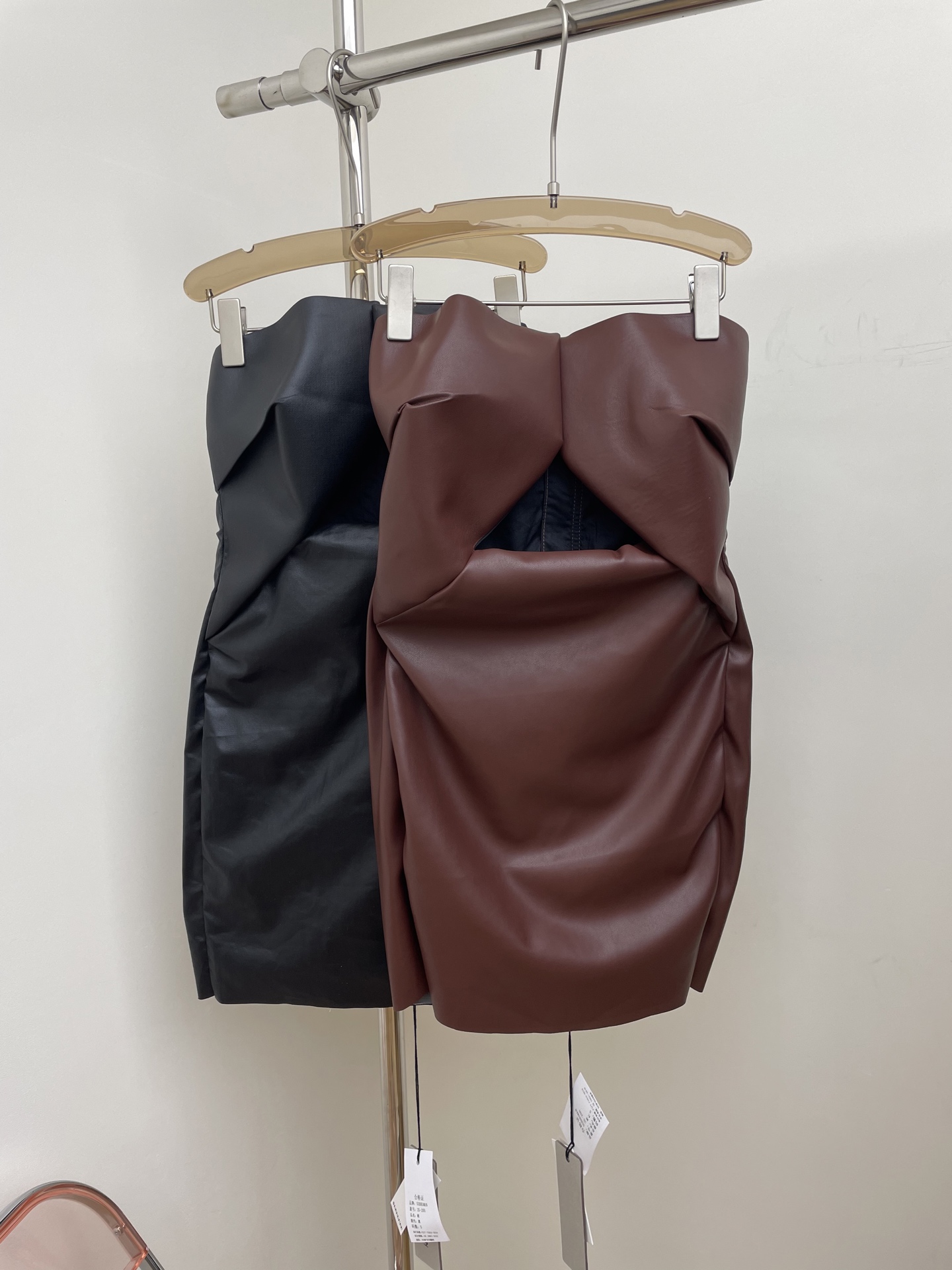 NO:469297,RO 2025 summer new design skirt with chest wrapping hollow slim hip-packing design sexy dress Color black red SMl real shot, skirts, alexander wang19860909RO 2025夏季新款设计感裙子裹胸镂空修身包臀设计感性感连衣裙 颜色 黑色 红色SMl 实拍图,,skirts,alexander wang,Women's clothing