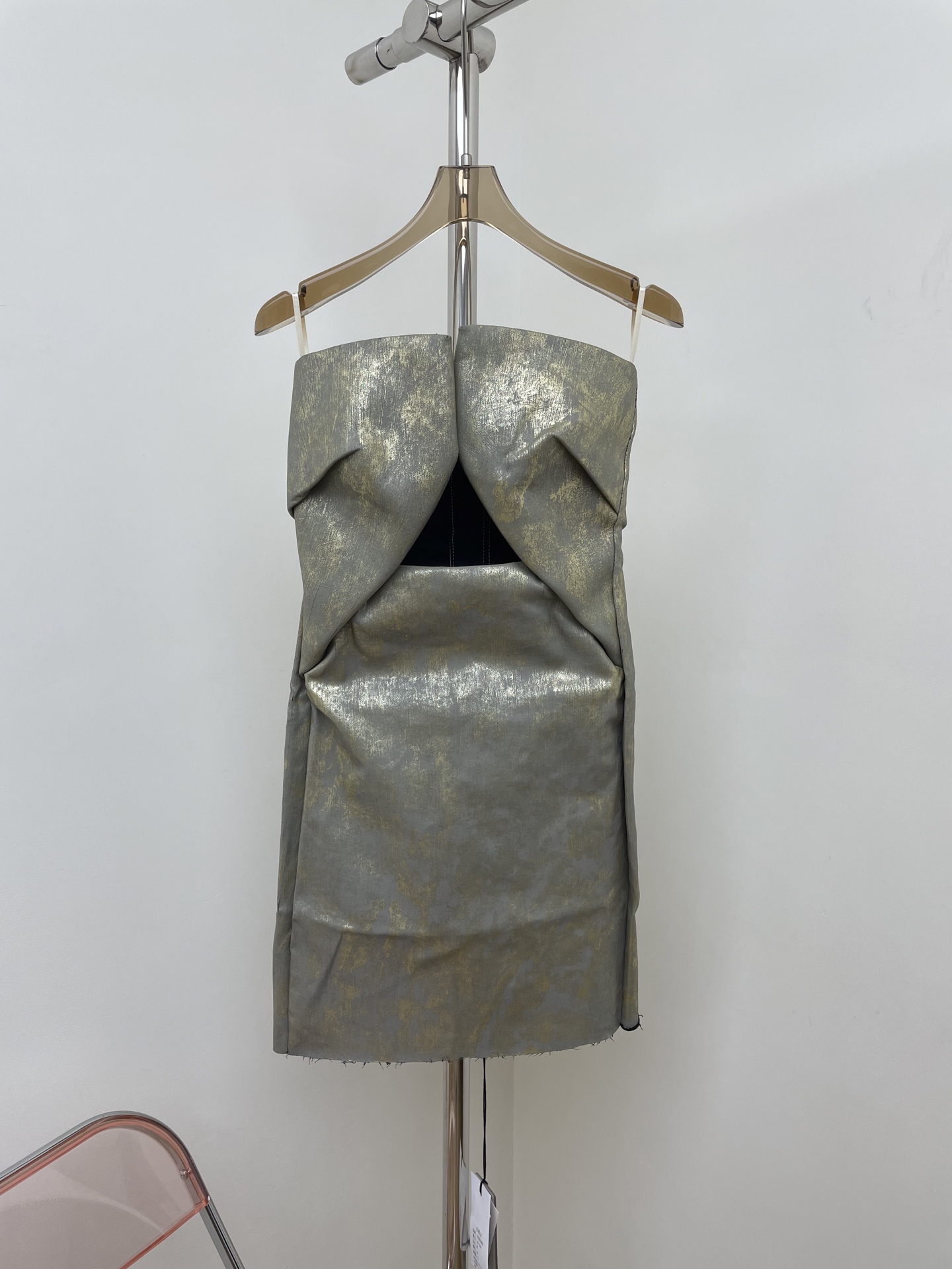 NO:462994,rick owens 2025 early autumn new metallic gloss texture suspender skirt hollowed out who sees fashionable strapless dress gold SML real photos, skirts, alexander wang19860909rick owens 2025早秋新款金属光泽纹理吊带裙挖空裁剪谁见时尚抹胸连衣裙 金色 码数SML 实拍图,,skirts,alexander wang,Women's clothing