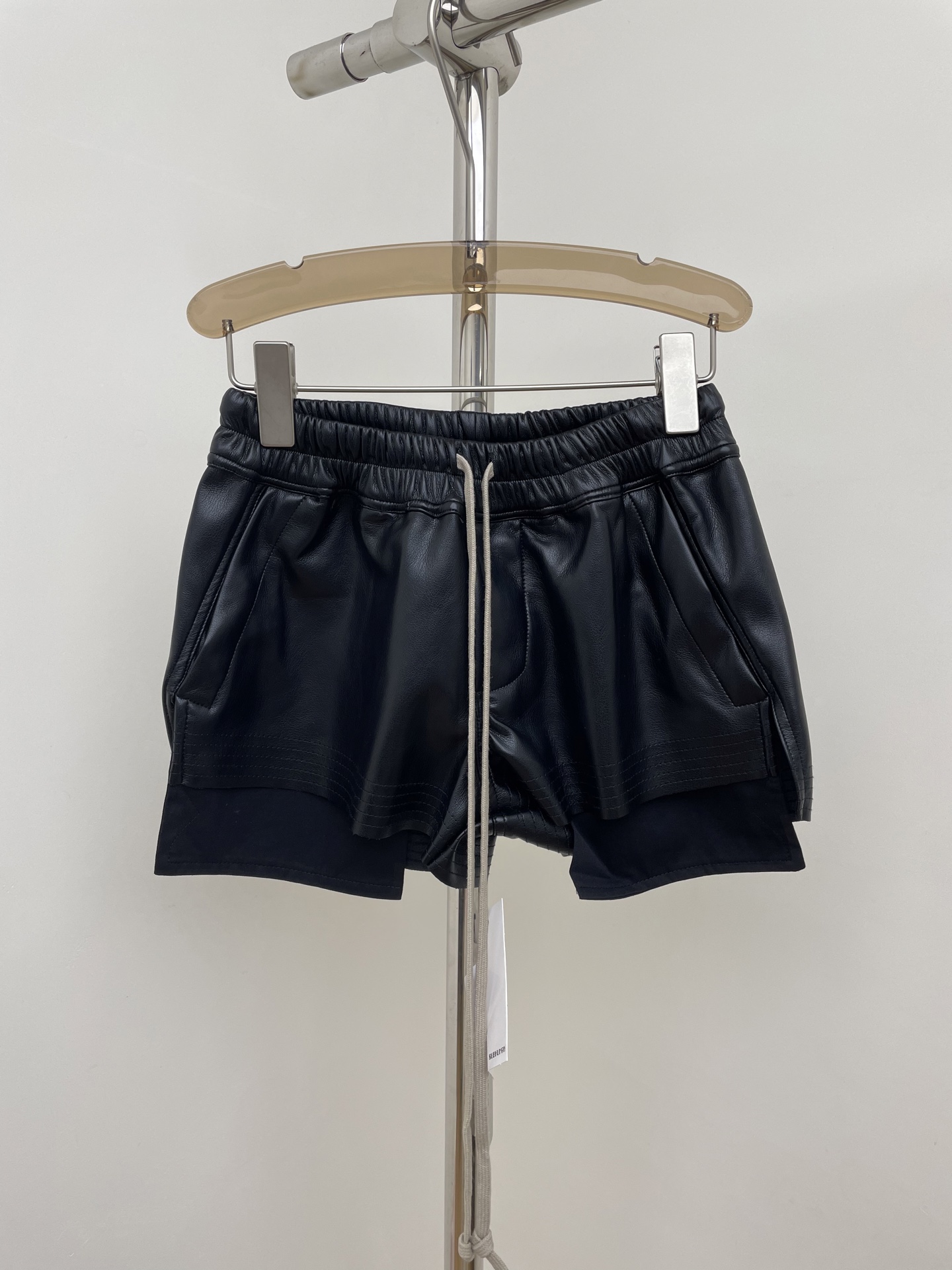 NO:462052,rick owens 2025 early autumn new dark style shorts pu leather elastic waist drawstring style to show long legs SML real photos, shorts, alexander wang19860909rick owens 2025早秋新款暗黑风短裤pu皮质松紧腰抽绳款显腿长 SML 实拍图,,shorts,alexander wang,Women's clothing