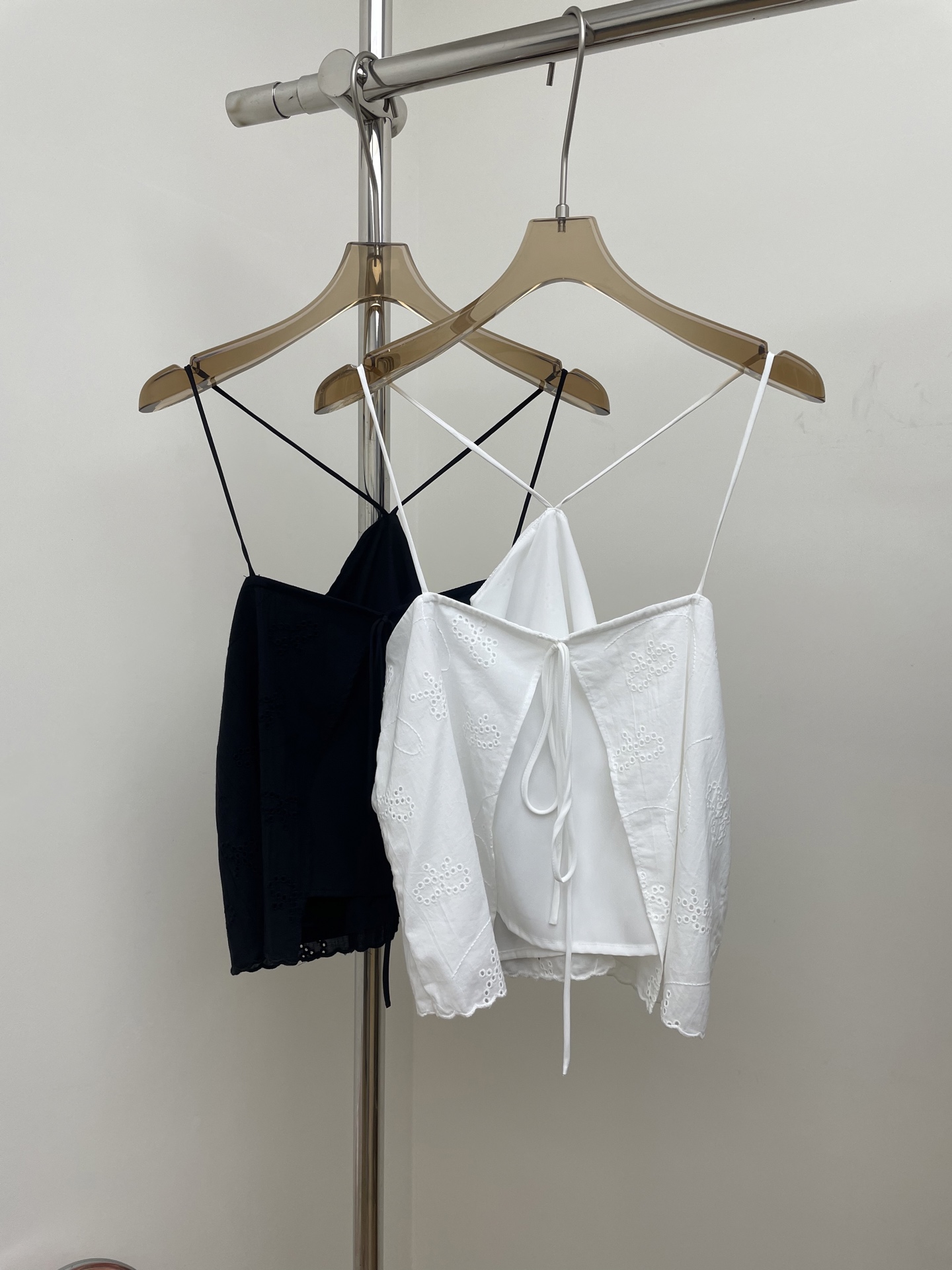 NO:462088,RA 2025 summer new embroidered halter neck sling, exclusive open mold bow embroidered pure cotton fabric, adjustable back drawstring design sml real photo, alexander wang19860909RA 2025夏季新款刺绣挂脖吊带,独家开模蝴蝶结刺绣纯棉面料,后背可调节抽绳设计 sml 实拍图,,alexander wang,Women's clothing