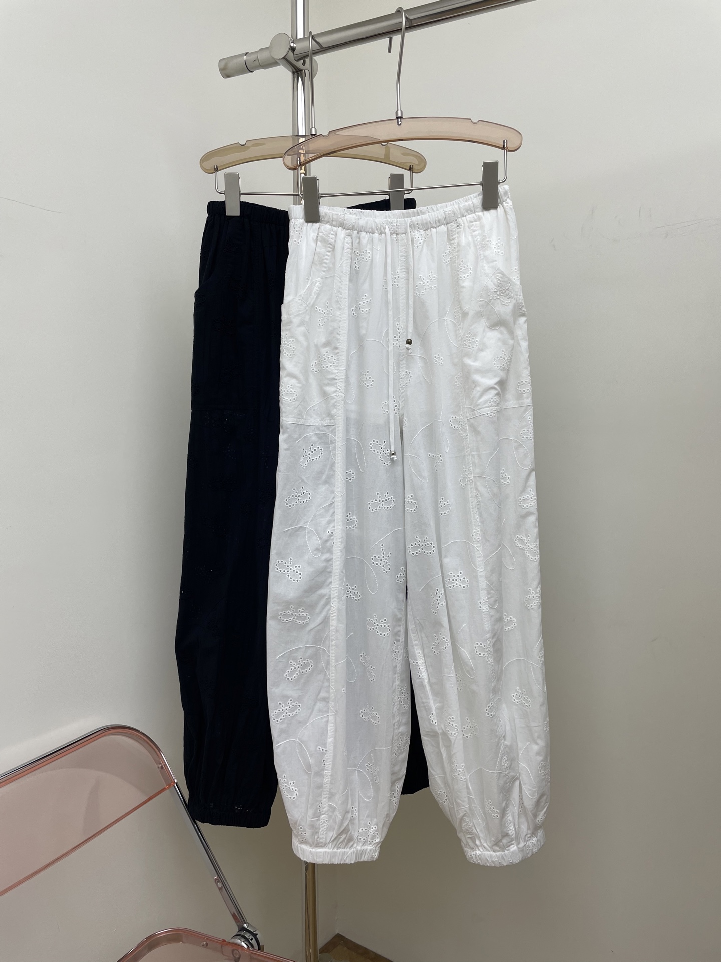NO:462102,RA 2025 early autumn new embroidered trousers, exclusive open mold bow embroidered pure cotton fabric, wide-leg trousers style, relaxed and fashionable, sml real photos, alexander wang19860909RA 2025早秋新款刺绣束脚裤,独家开模蝴蝶结刺绣纯棉面料,阔腿束脚版型,轻松时髦感,sml 实拍图,,alexander wang,Women's clothing