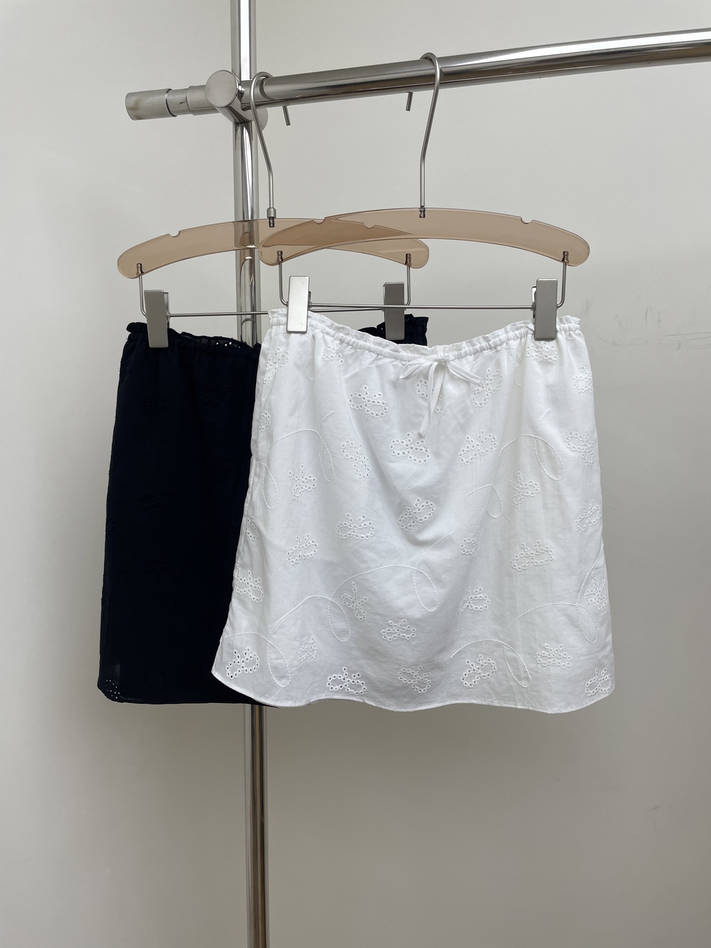 NO:462113,RA 2025 early autumn new embroidered bow skirt, exclusive open mold bow embroidered pure cotton fabric, black and white basic color, sml real photos, skirts, alexander wang19860909RA 2025早秋新款刺绣蝴蝶结半裙,独家开模蝴蝶结刺绣纯棉面料,黑白基础色,sml 实拍图,,skirts,alexander wang,Women's clothing