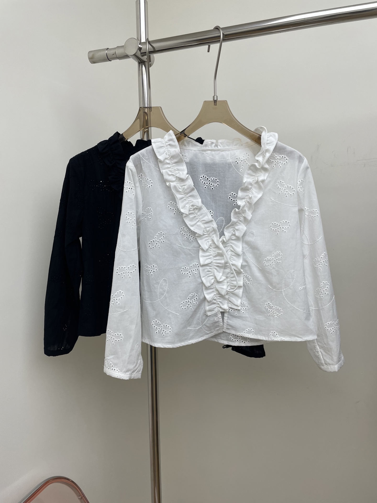 NO:462124,RA 2025 early autumn new embroidered lace-up cardigan, exclusive mold opening bow embroidered pure cotton fabric, vibrant earrings design, imported machine hollow embroidery sml real photo, alexander wang19860909RA 2025早秋新款刺绣系带开衫,独家开模蝴蝶结刺绣纯棉面料,活力木耳边设计,进口机器镂空刺绣 sml 实拍图,,alexander wang,Women's clothing